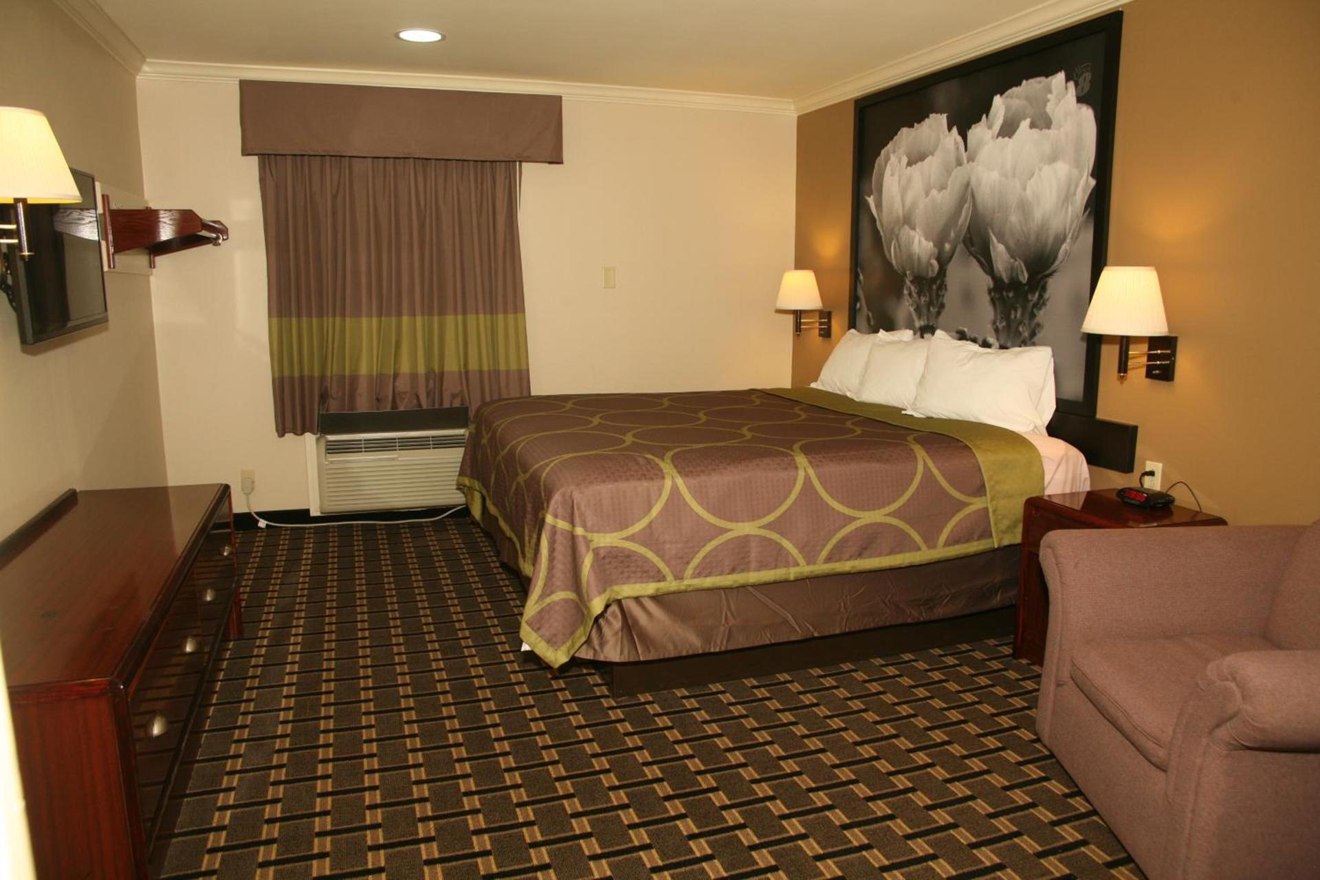 Super 8 by Wyndham Tyler TX photo 13