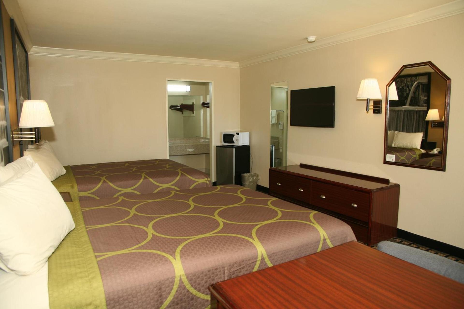 Super 8 by Wyndham Tyler TX photo 17