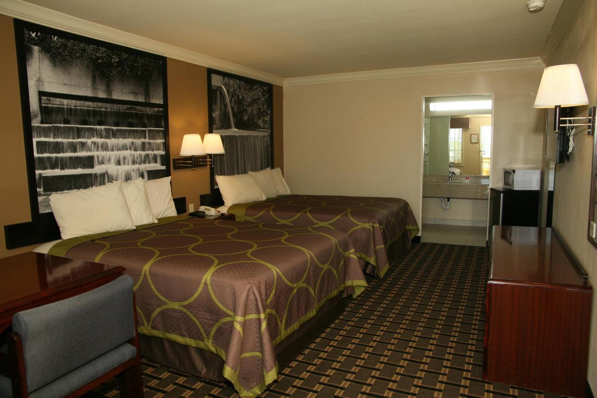 Super 8 by Wyndham Tyler TX photo 14