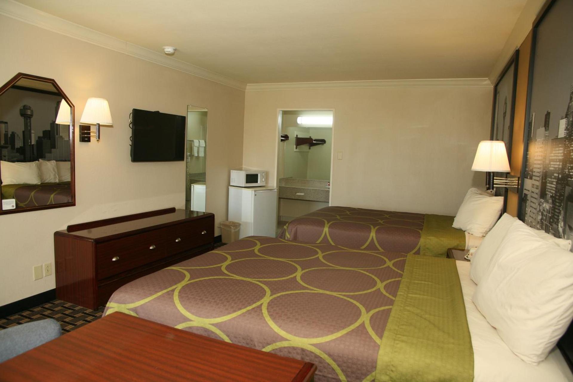 Super 8 by Wyndham Tyler TX photo 18