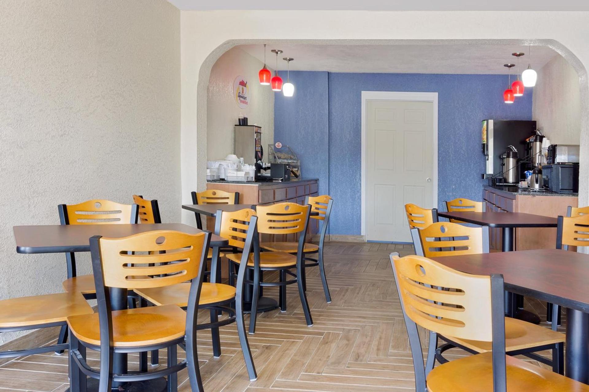 Super 8 by Wyndham Florence photo 8