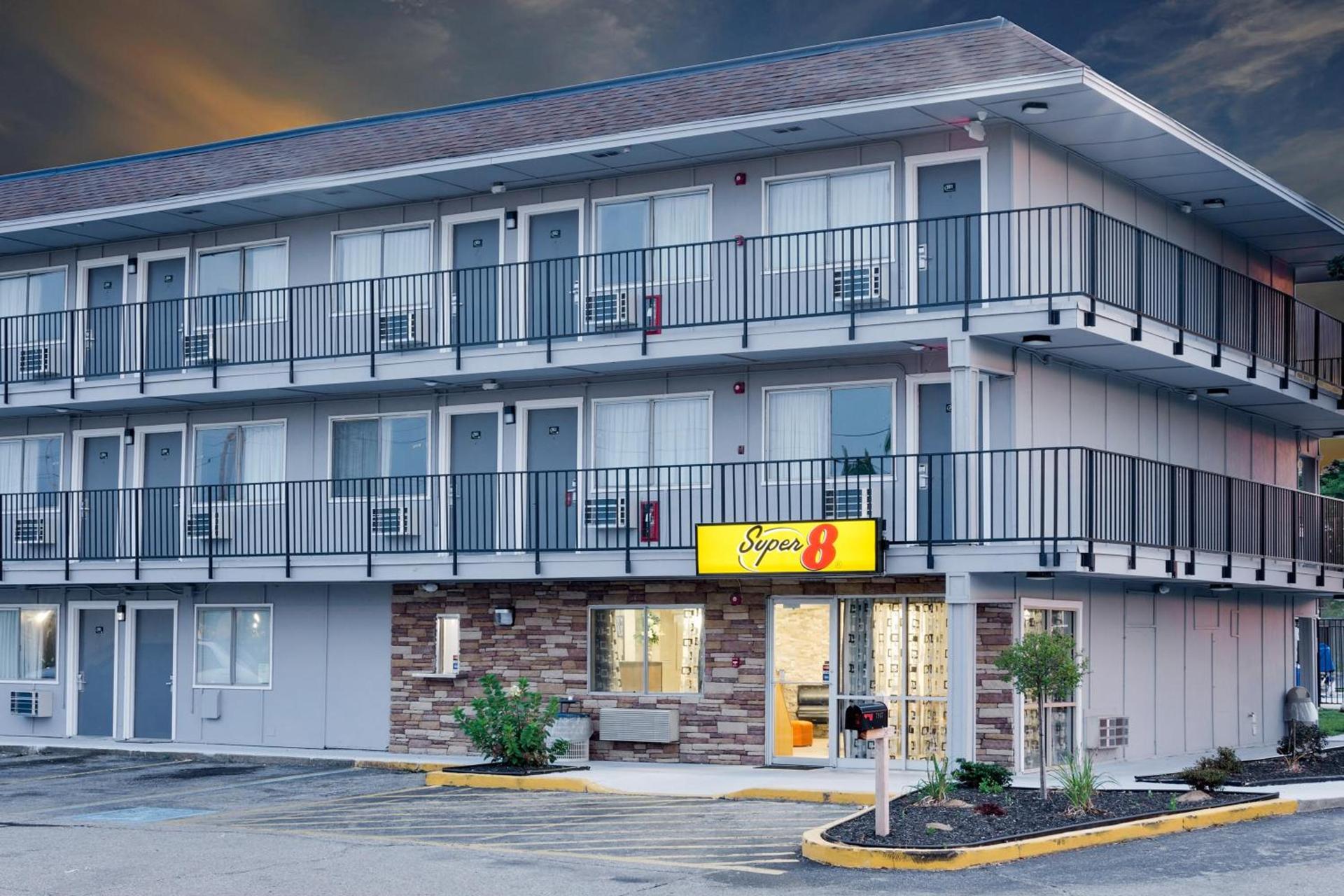 Super 8 by Wyndham Florence photo 2