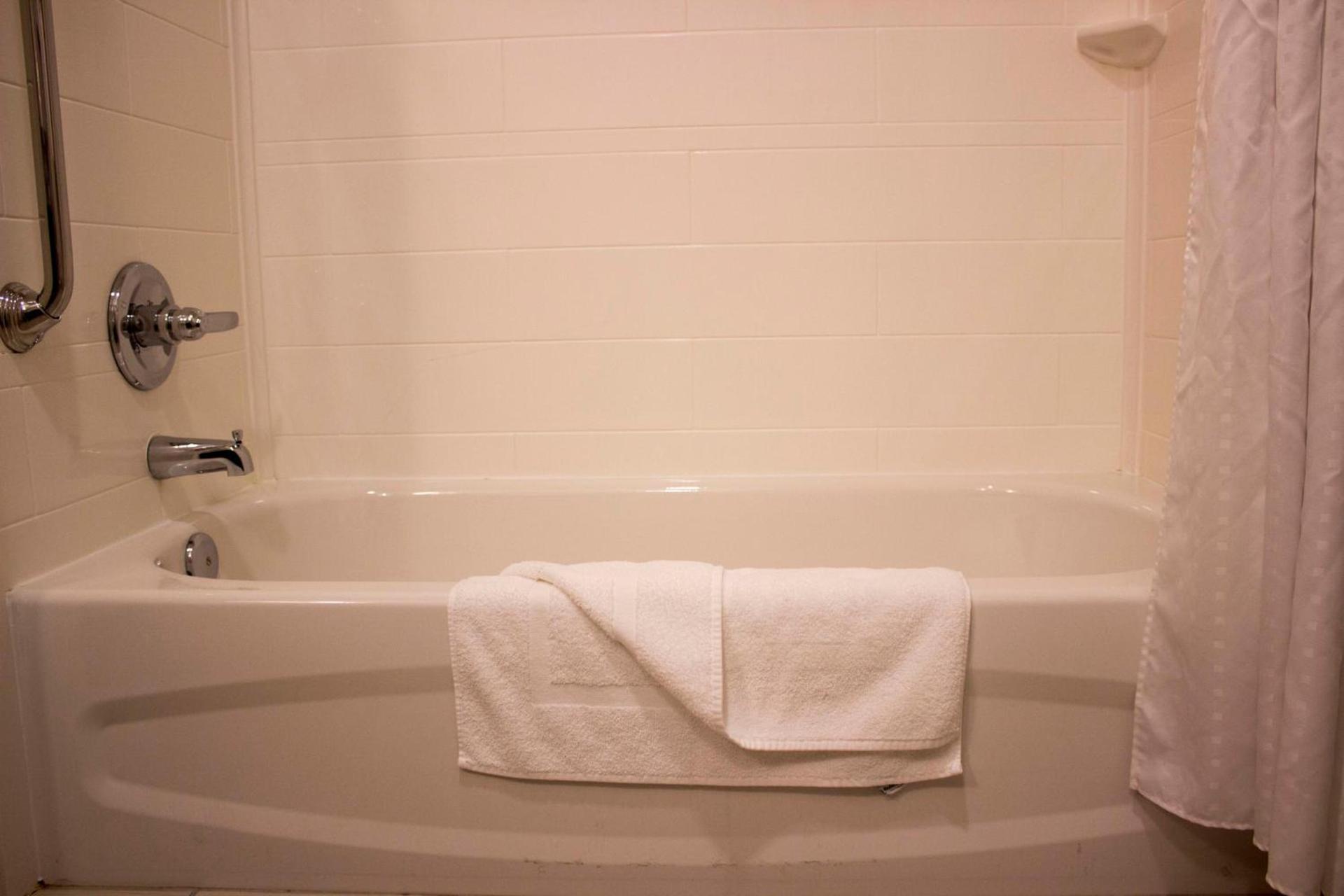 Holiday Inn Express and Suites Tahlequah by IHG photo 2