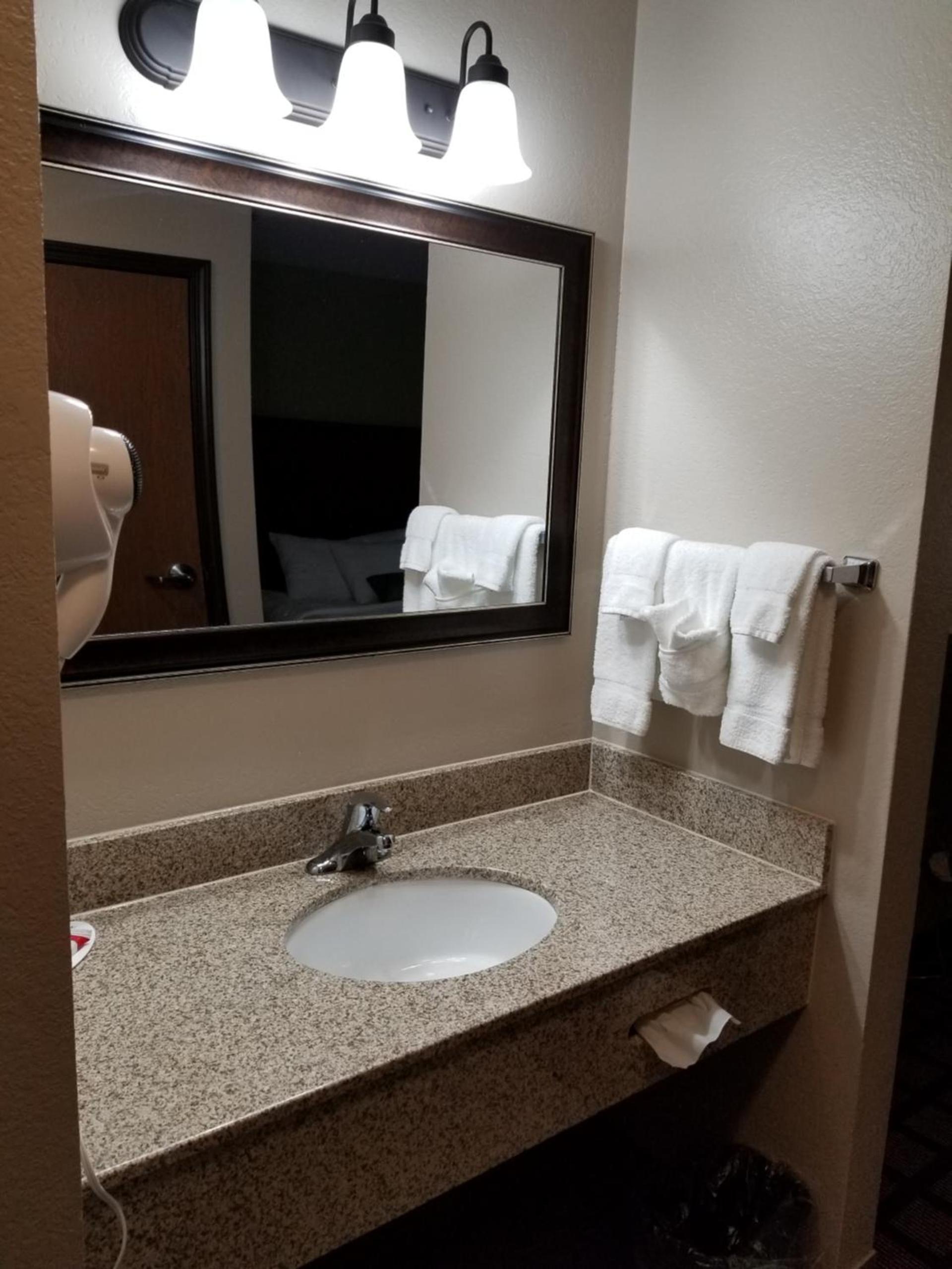 Baymont by Wyndham Oacoma photo 9