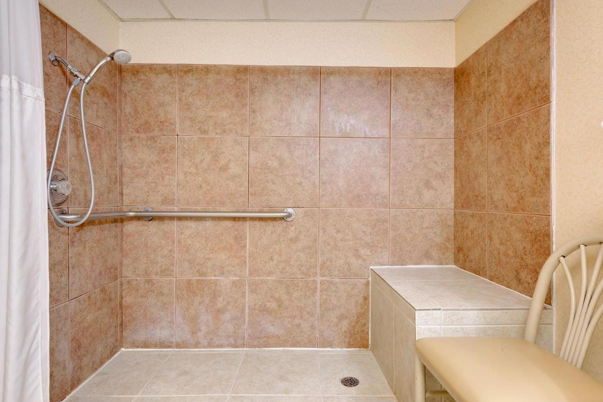 Ramada by Wyndham Cleveland Airport West photo 15