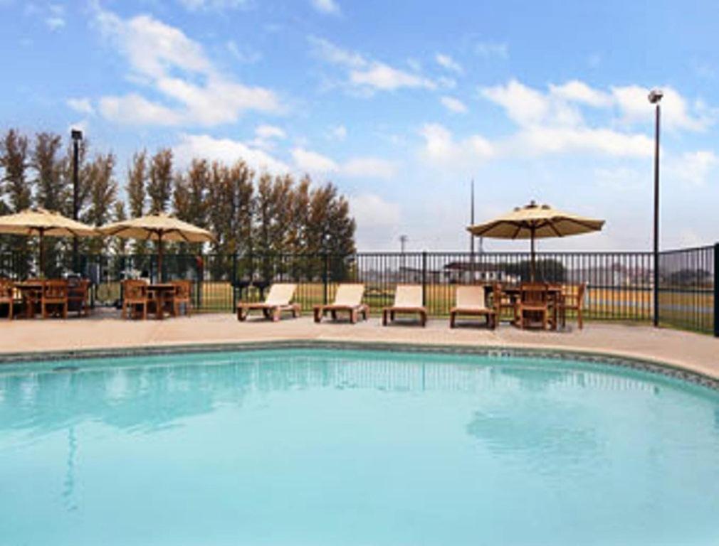 Red Lion Inn & Suites Lemoore photo 12