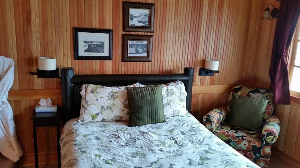 Whistling Winds Motel photo 43