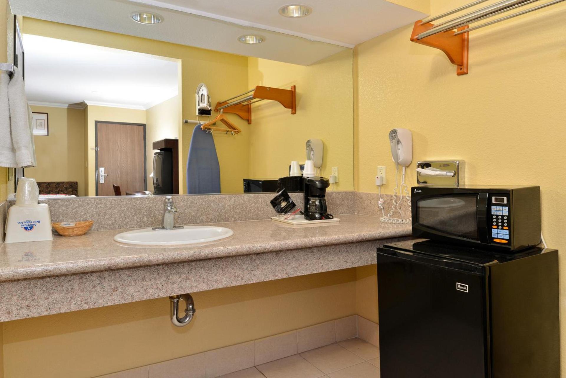 Americas Best Value Inn Pasadena photo 16