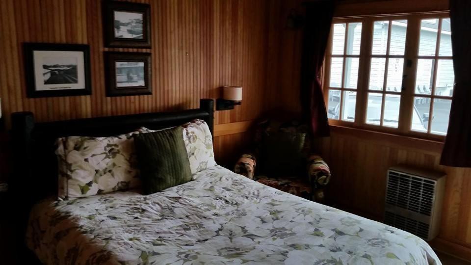 Whistling Winds Motel photo 35