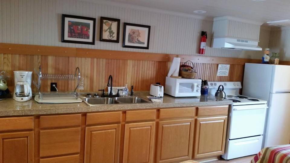 Whistling Winds Motel photo 3