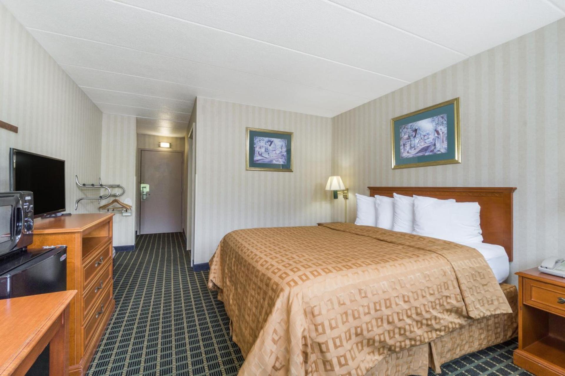 Days Inn by Wyndham Columbus East Airport photo 19