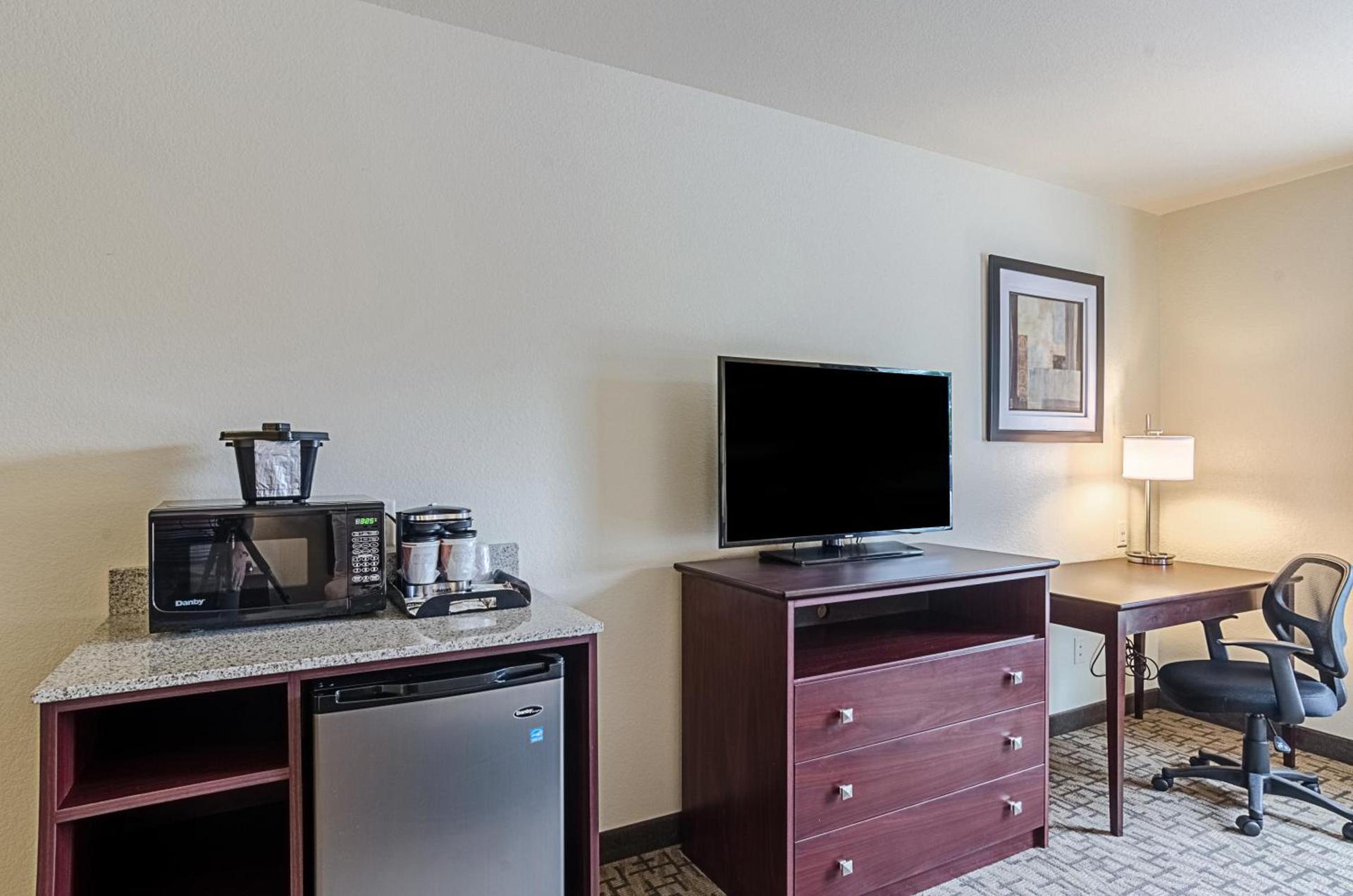 Cobblestone Inn & Suites - Guernsey photo 17