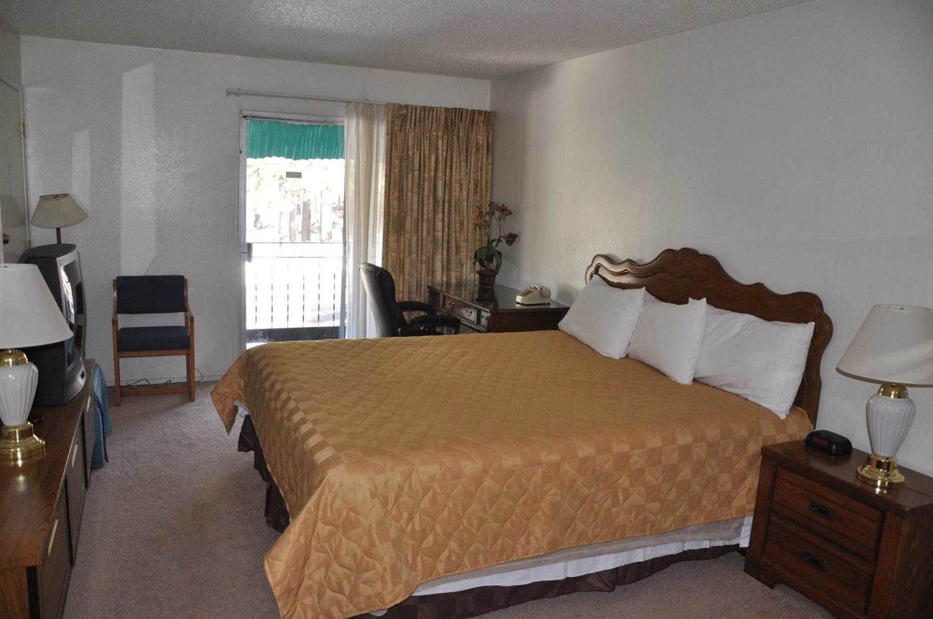 Cedar Inn & Suites photo 48
