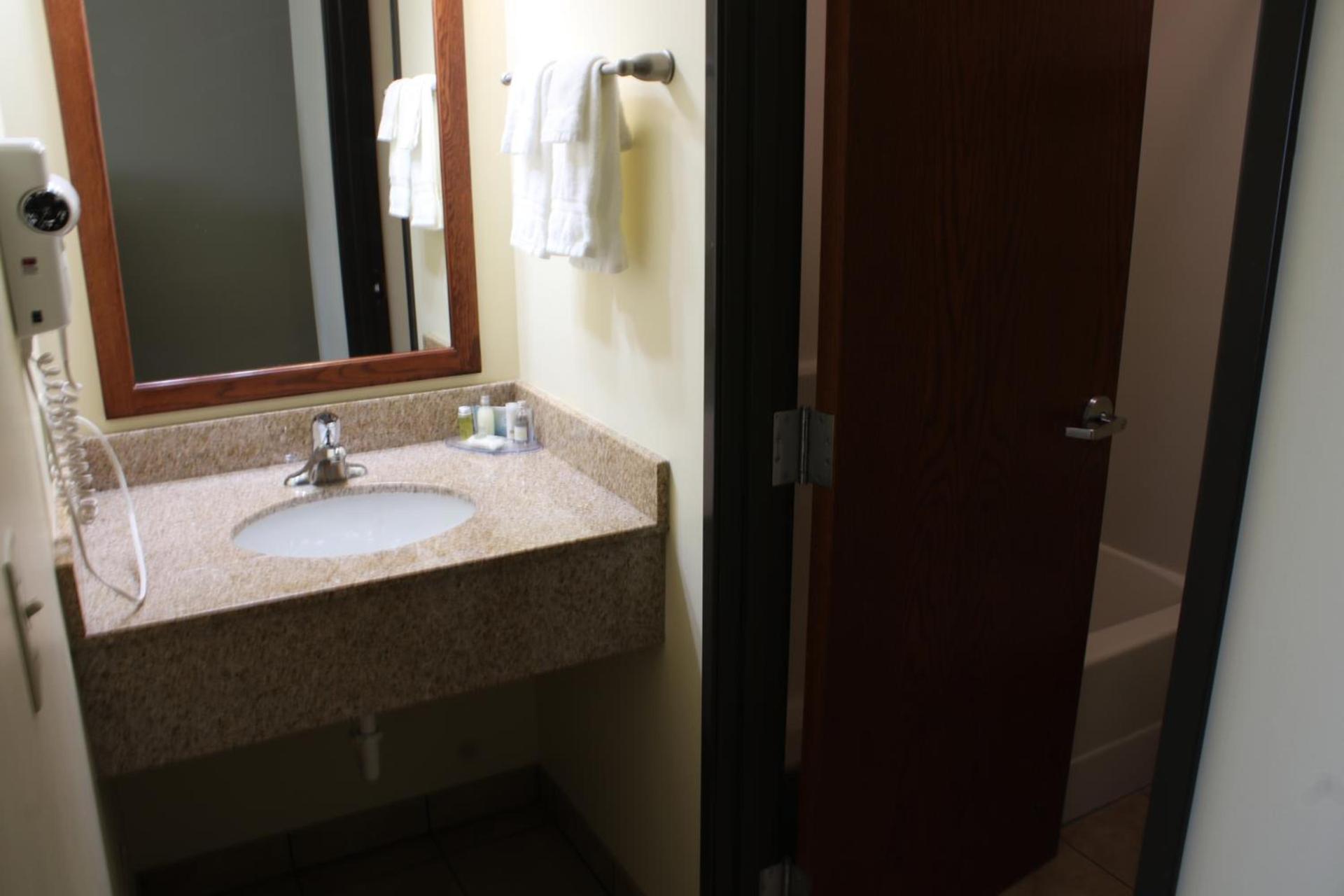 The Edgewood Hotel and Suites photo 22