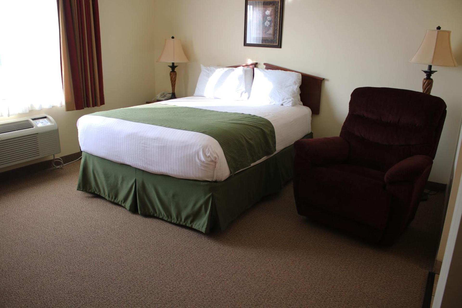 The Edgewood Hotel and Suites photo 18