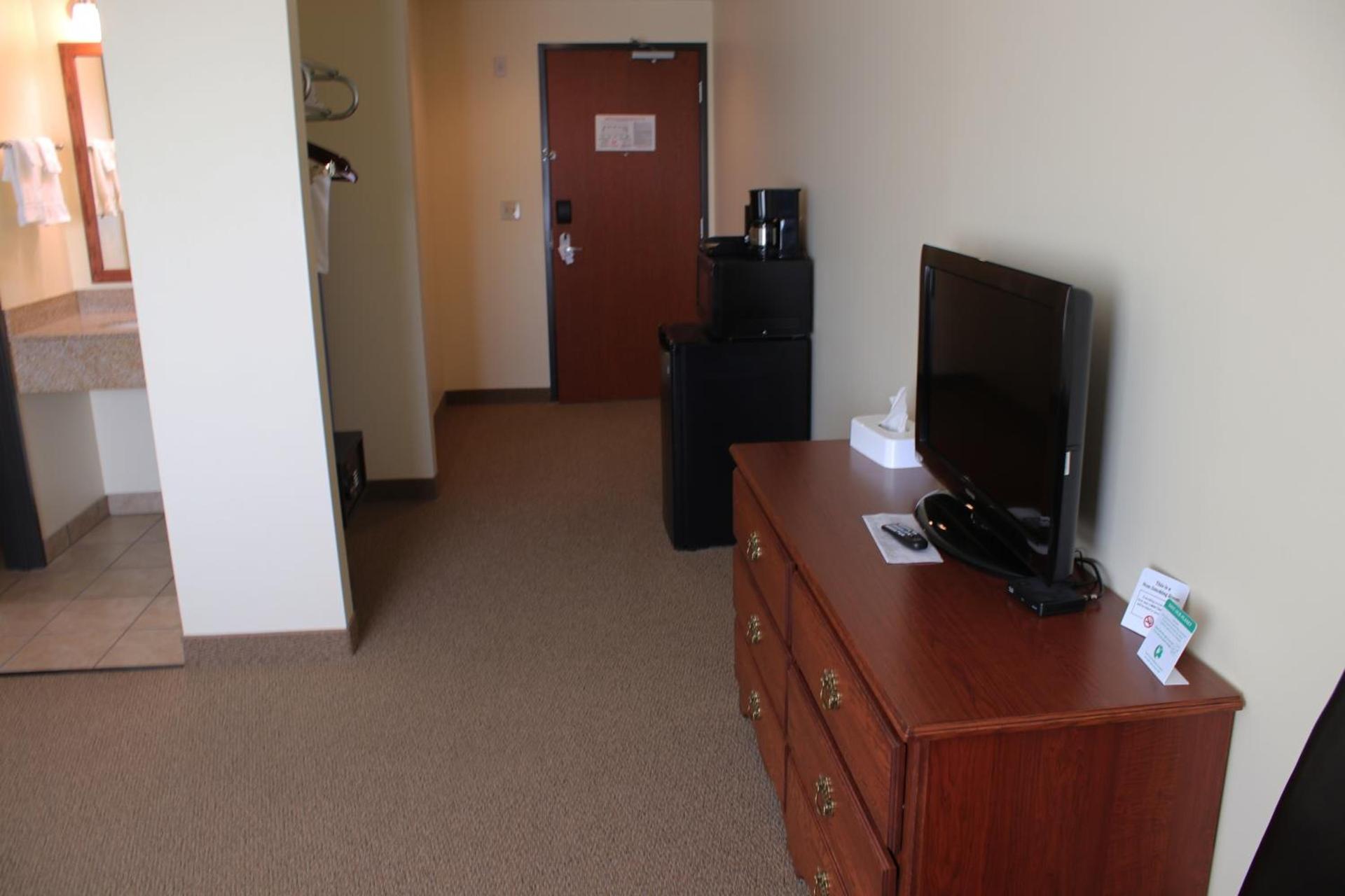 The Edgewood Hotel and Suites photo 17