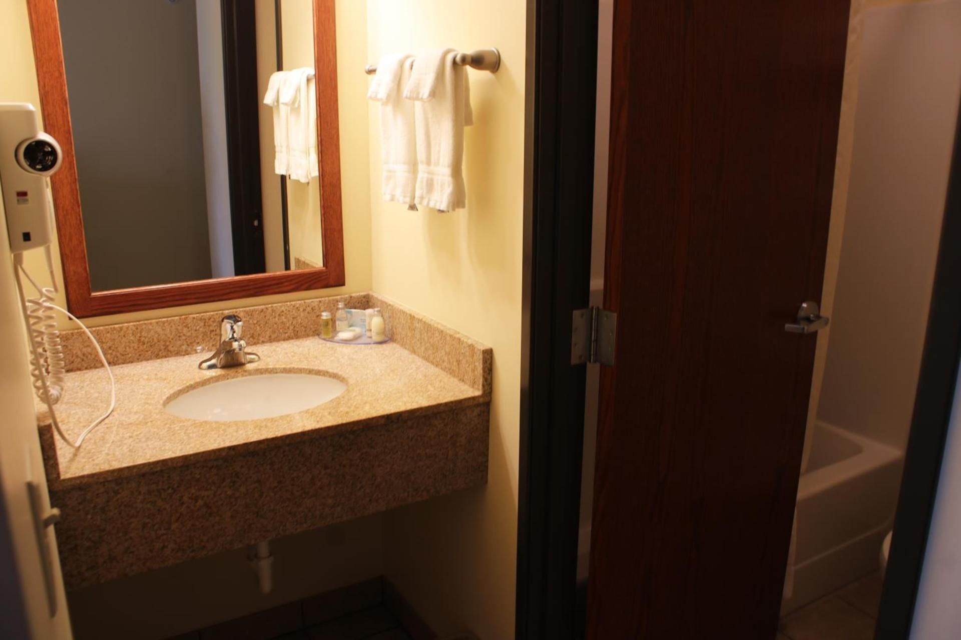 The Edgewood Hotel and Suites photo 16