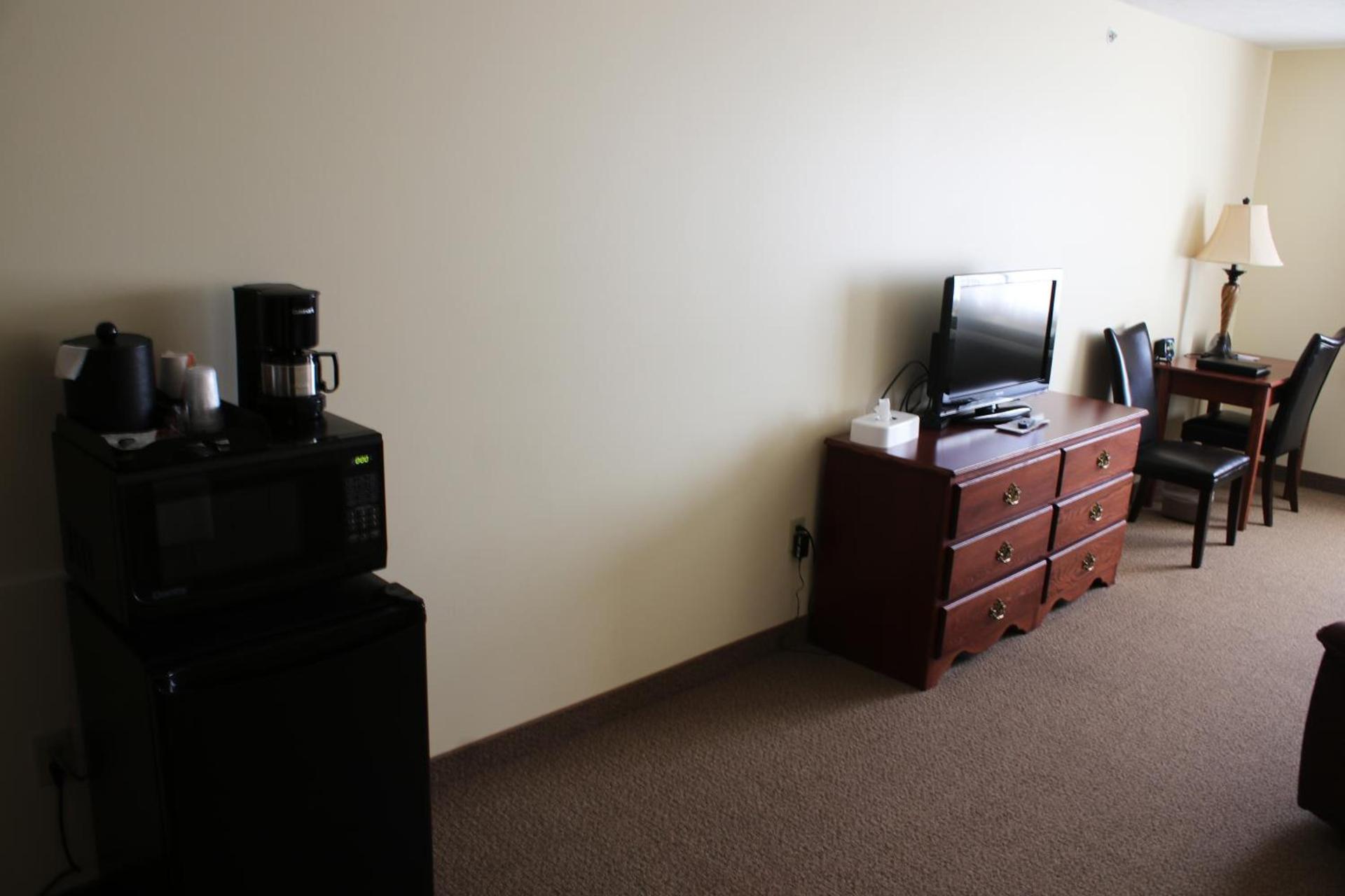 The Edgewood Hotel and Suites photo 15