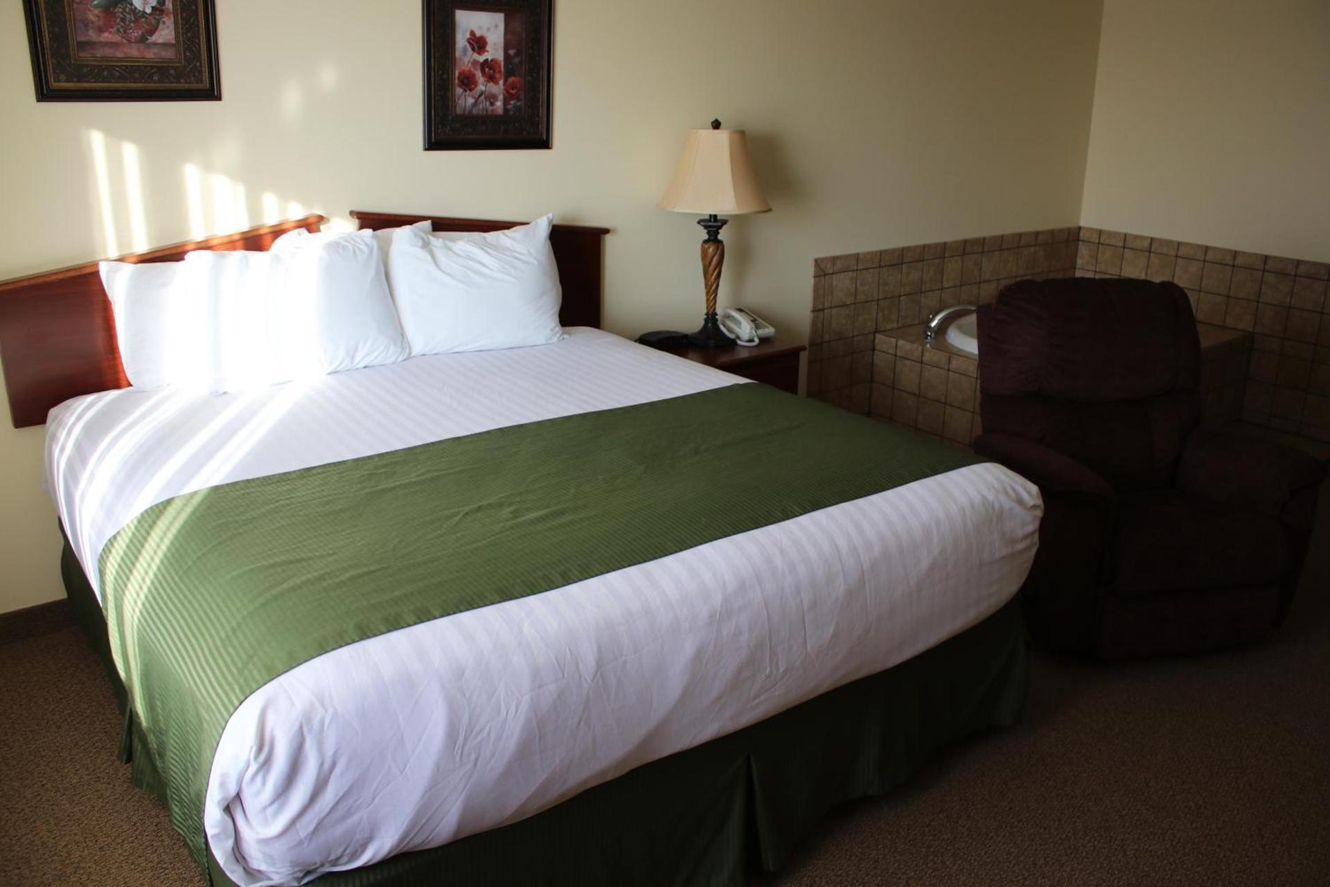 The Edgewood Hotel and Suites photo 9