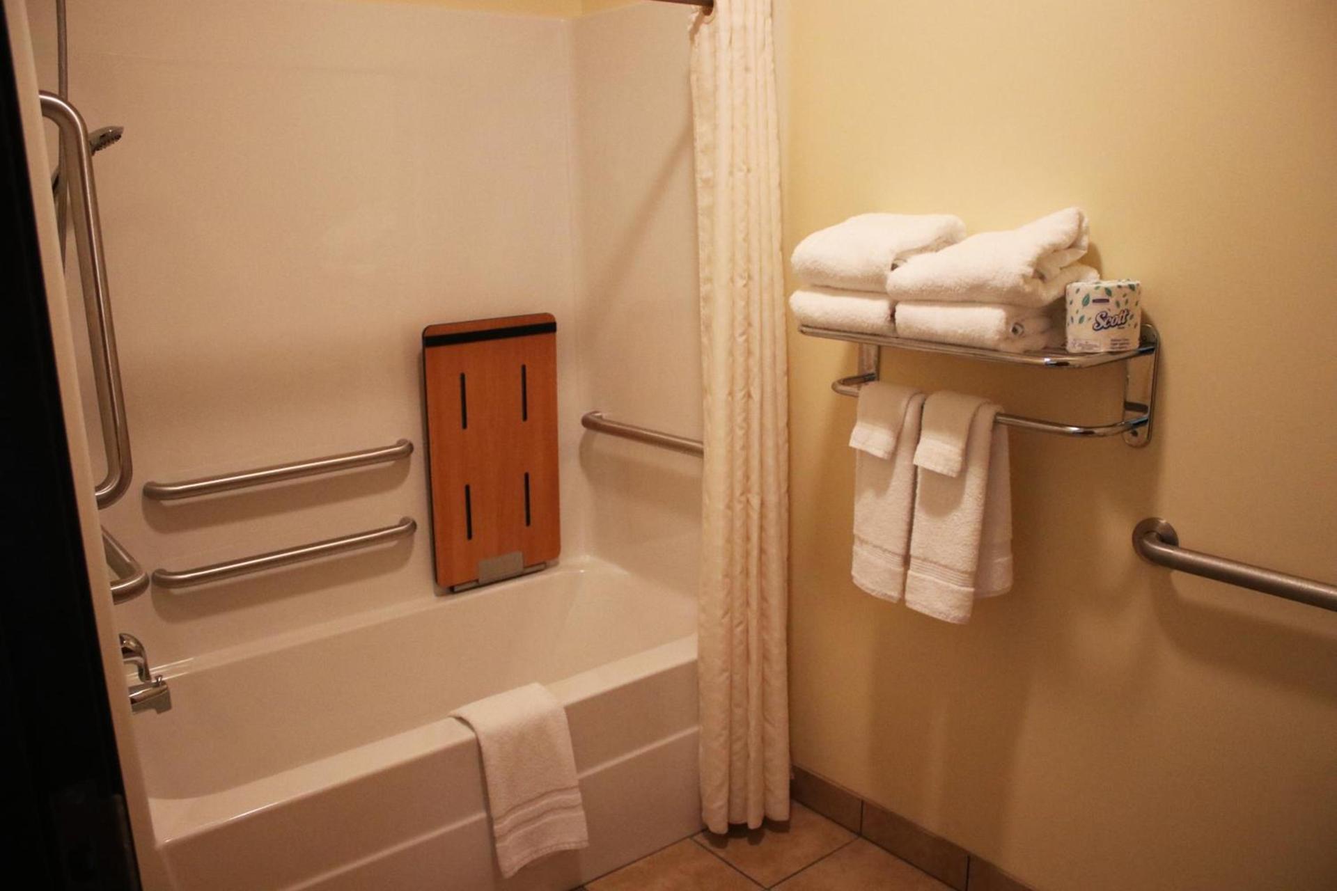 The Edgewood Hotel and Suites photo 11