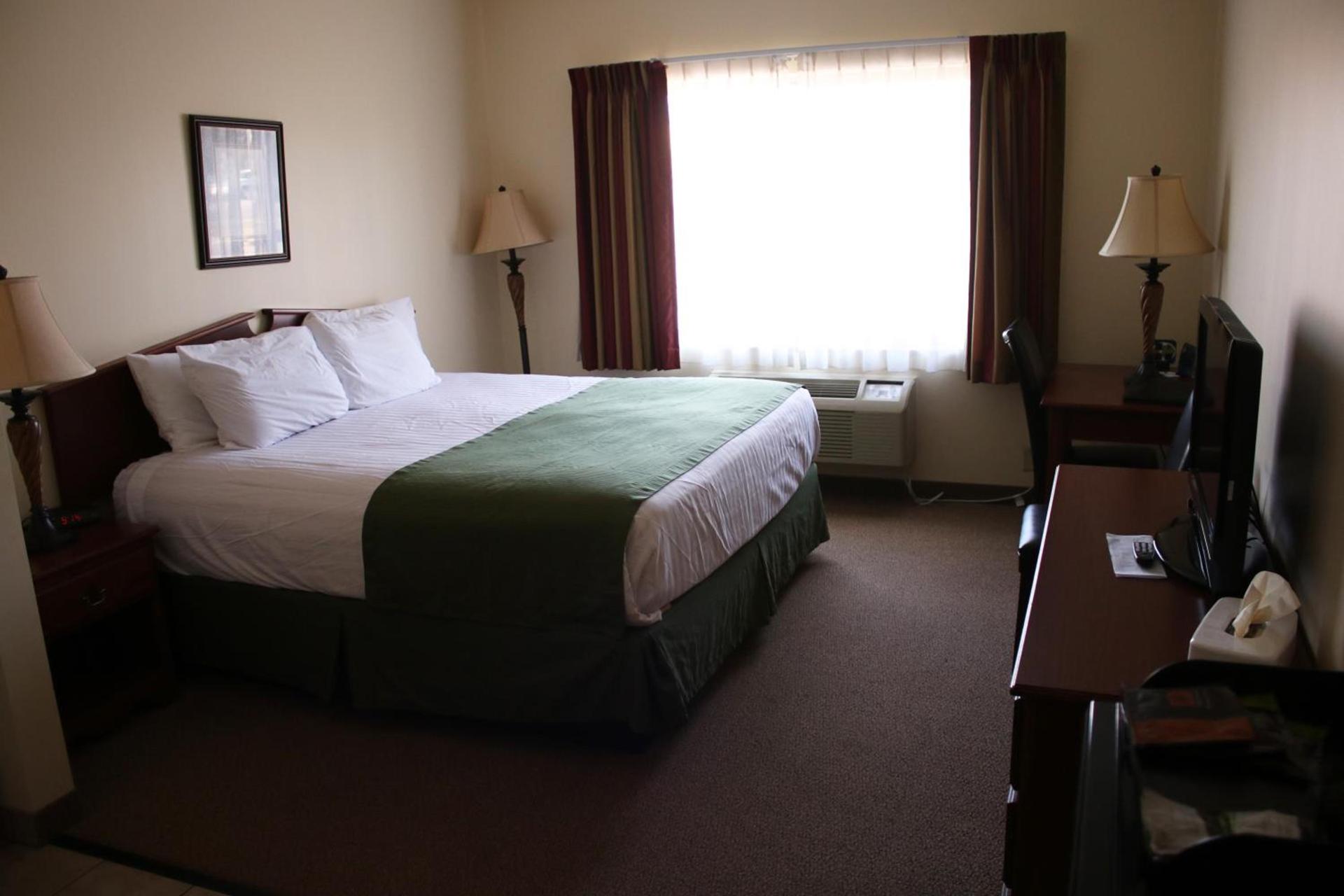 The Edgewood Hotel and Suites photo 12