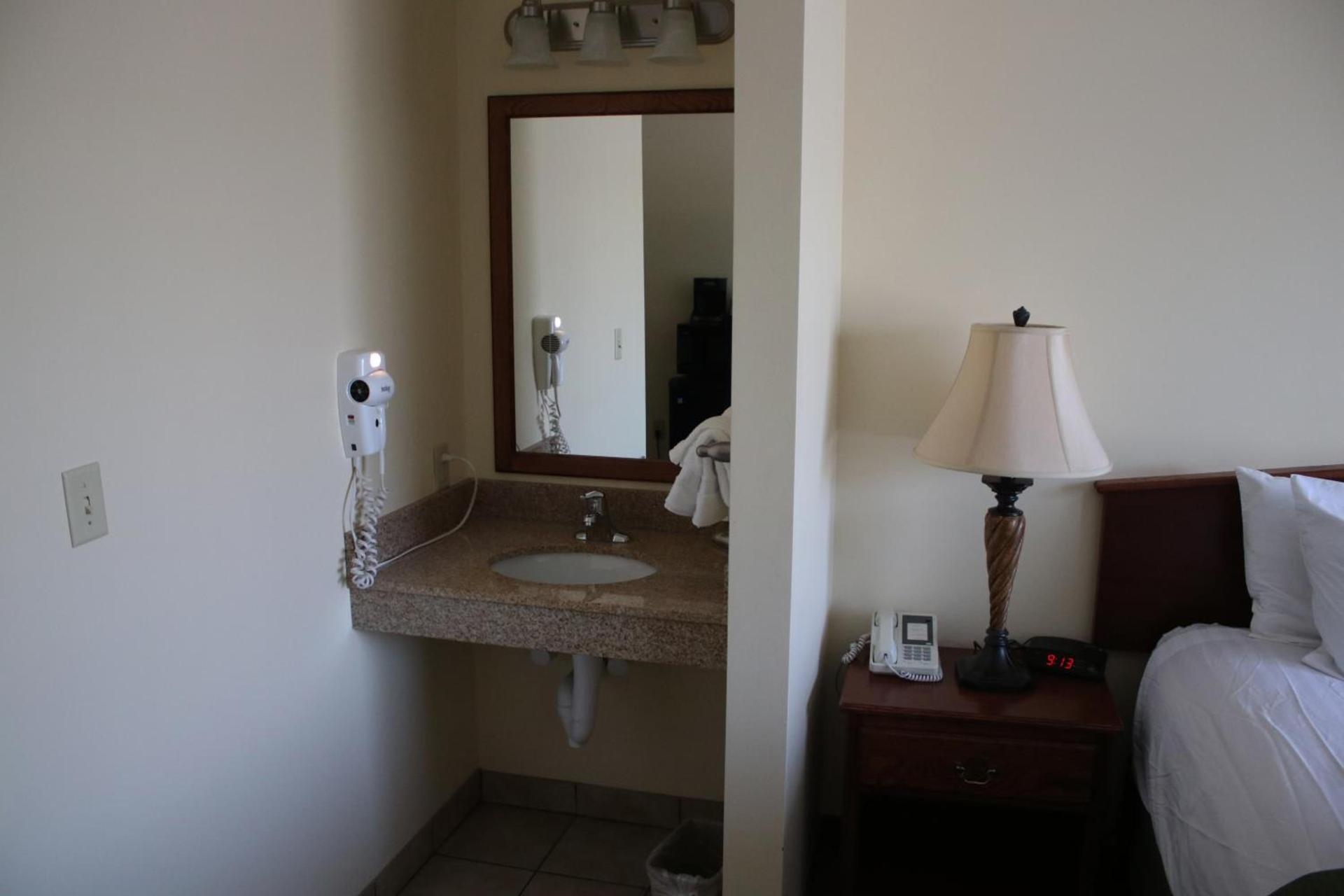 The Edgewood Hotel and Suites photo 13