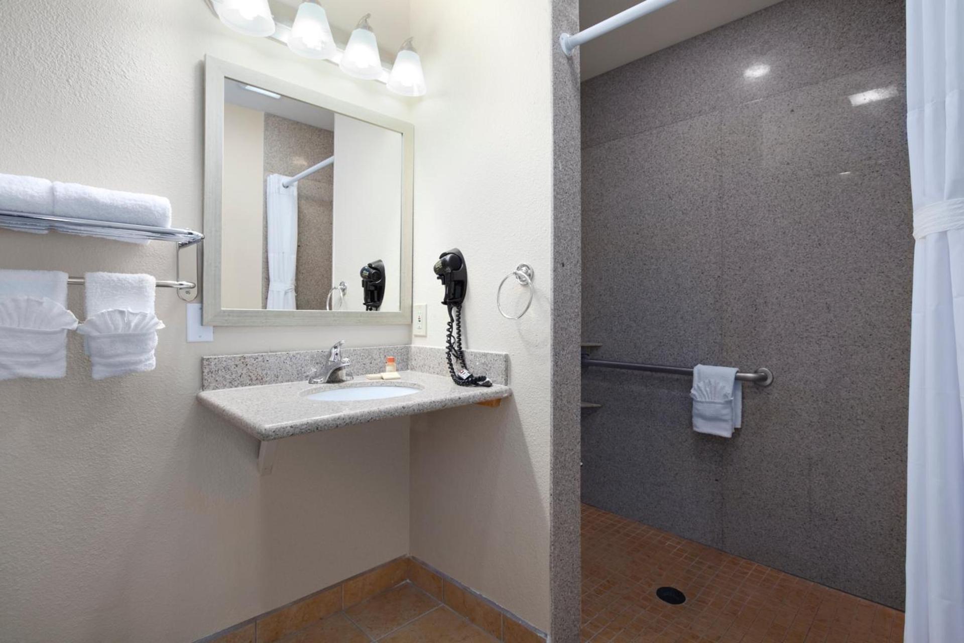 Days Inn by Wyndham Santa Maria photo 20