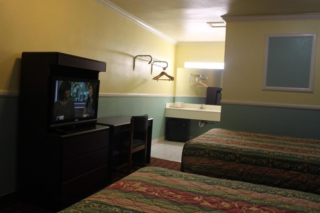 Hollywood Guest Inn photo 42