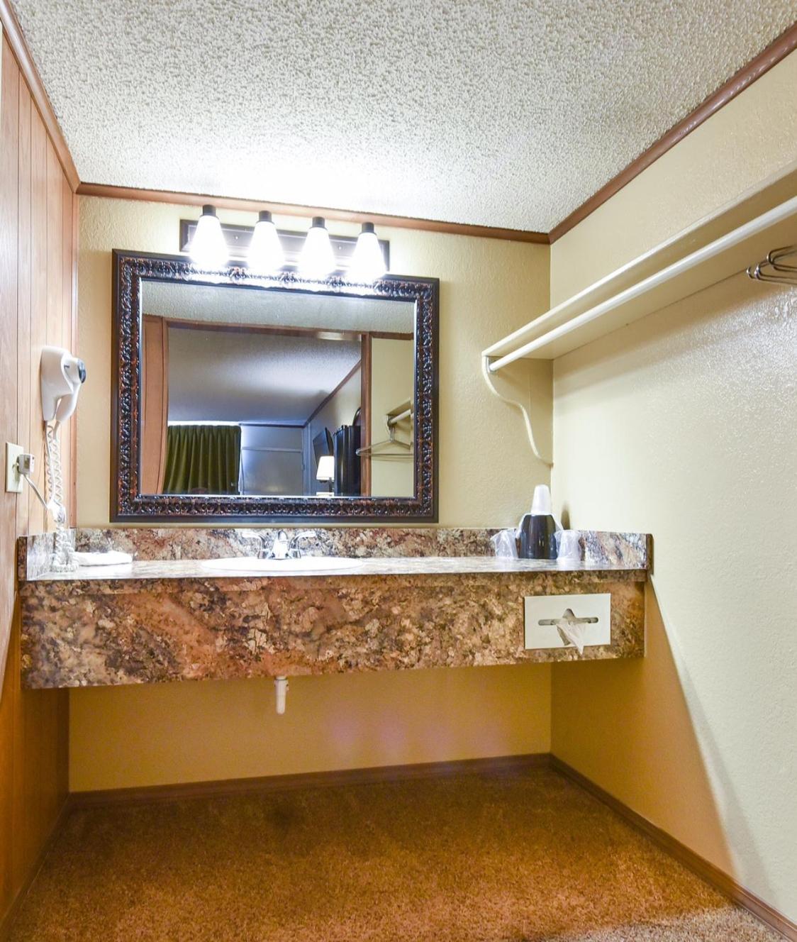 Interstate Inn photo 16