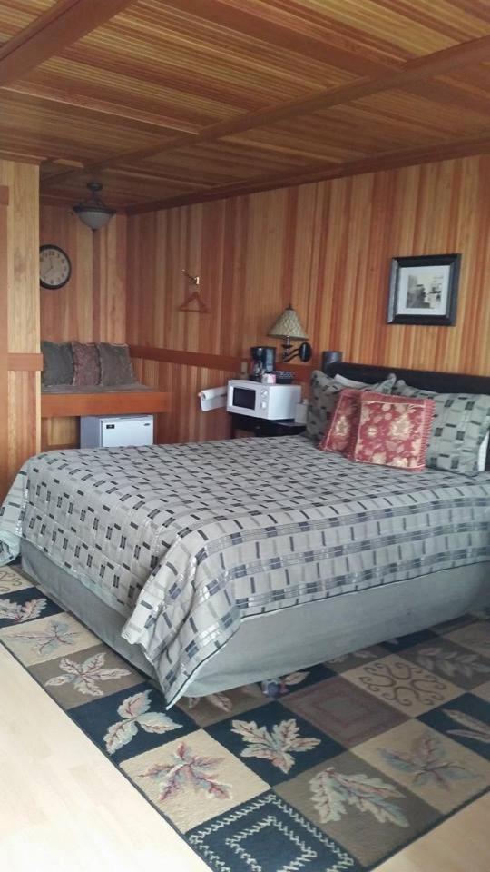 Whistling Winds Motel photo 75