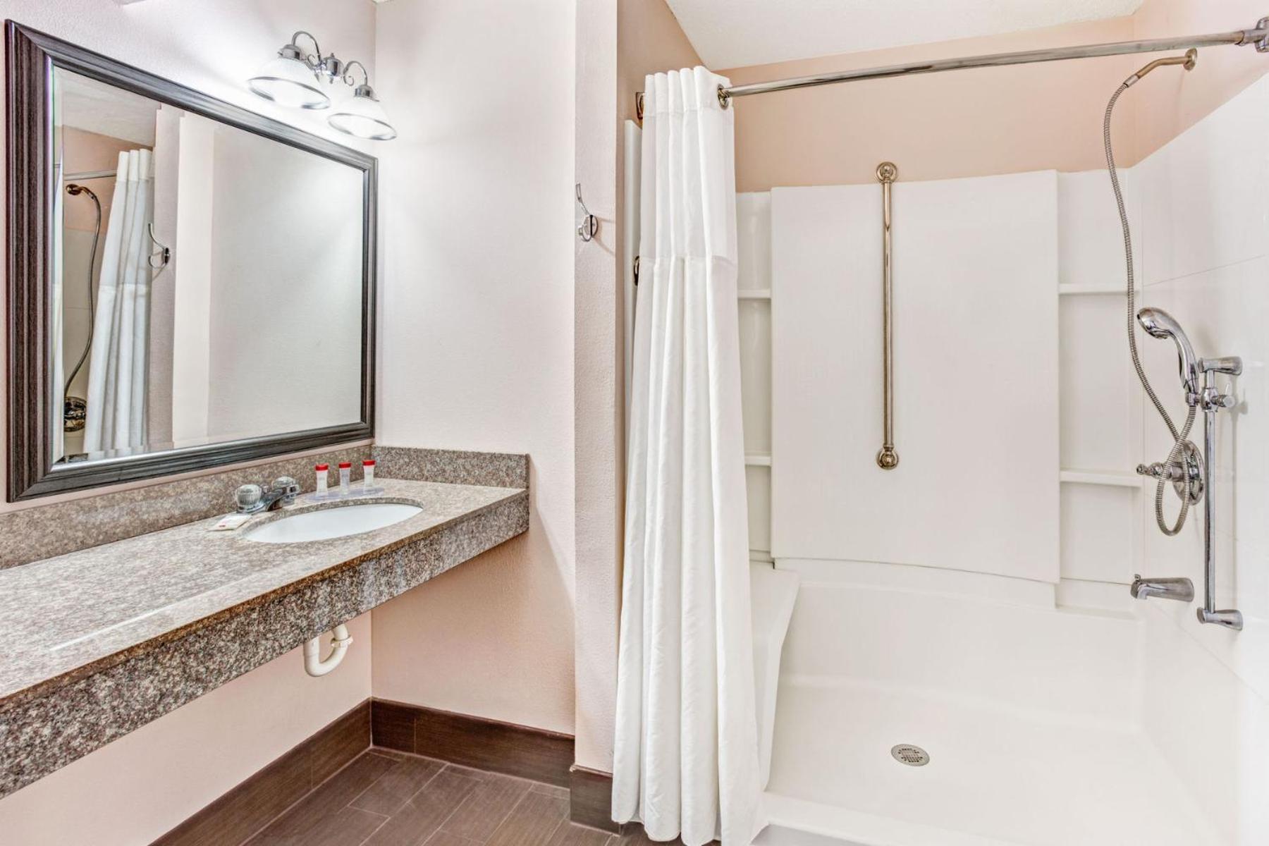 Ramada by Wyndham Murfreesboro photo 2