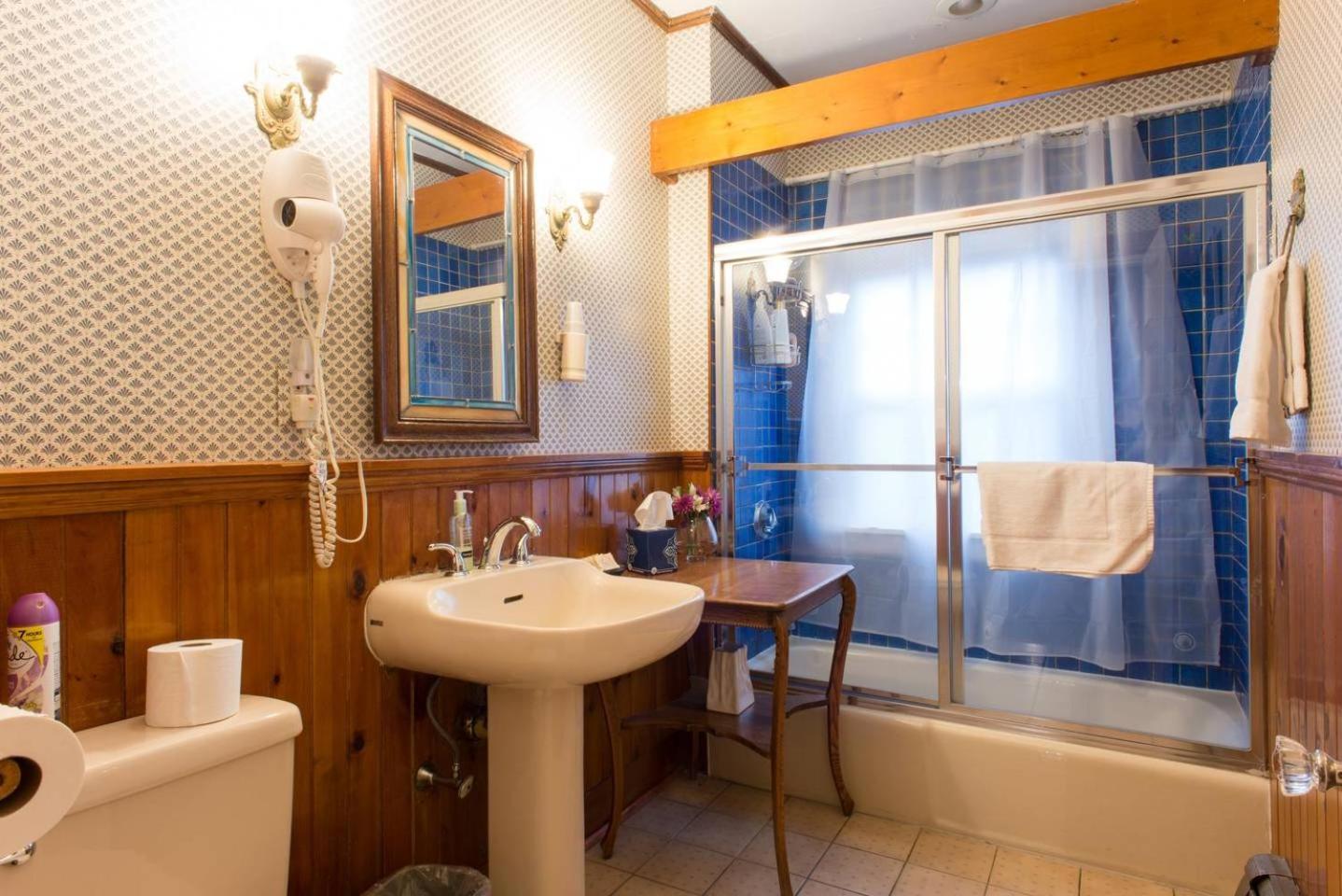The Coolidge Corner Guest House: A Brookline Bed and Breakfast photo 13