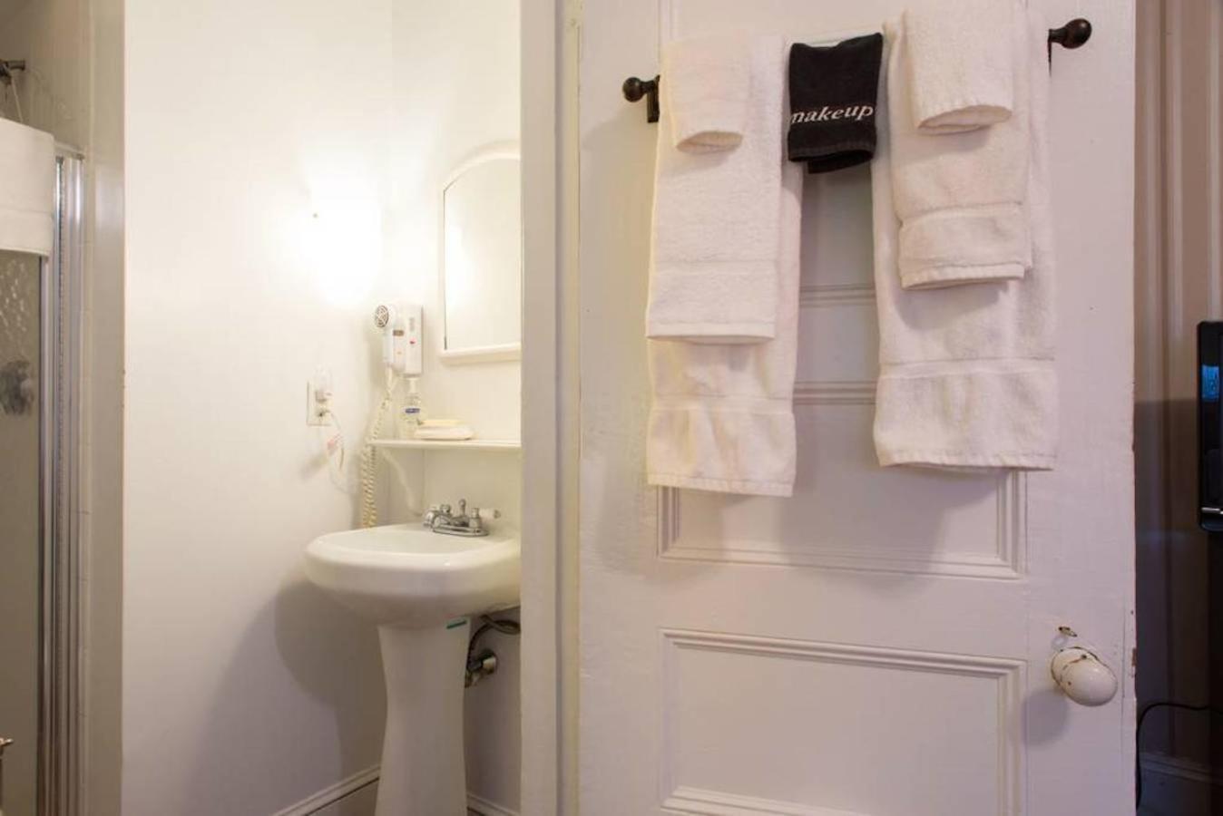 The Coolidge Corner Guest House: A Brookline Bed and Breakfast photo 12