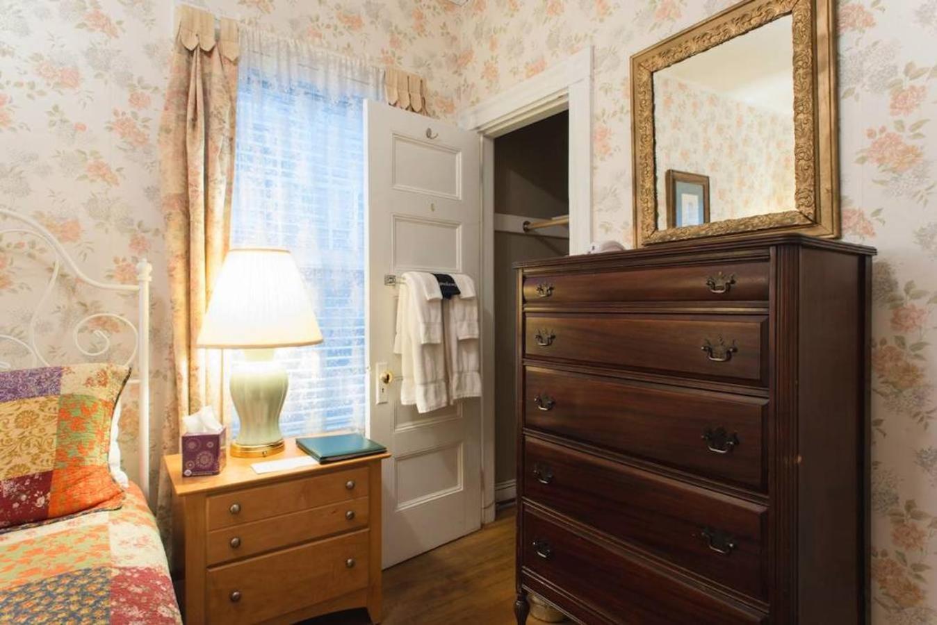 The Coolidge Corner Guest House: A Brookline Bed and Breakfast photo 48
