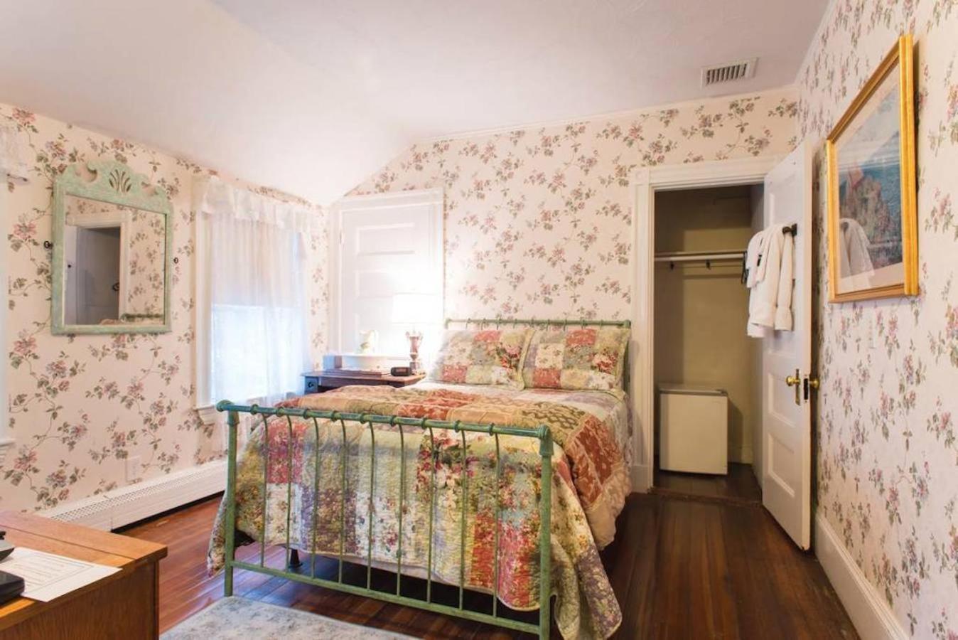 The Coolidge Corner Guest House: A Brookline Bed and Breakfast photo 7