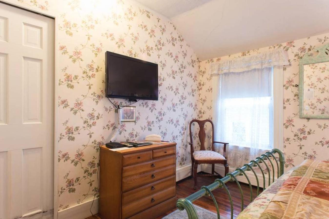 The Coolidge Corner Guest House: A Brookline Bed and Breakfast photo 8