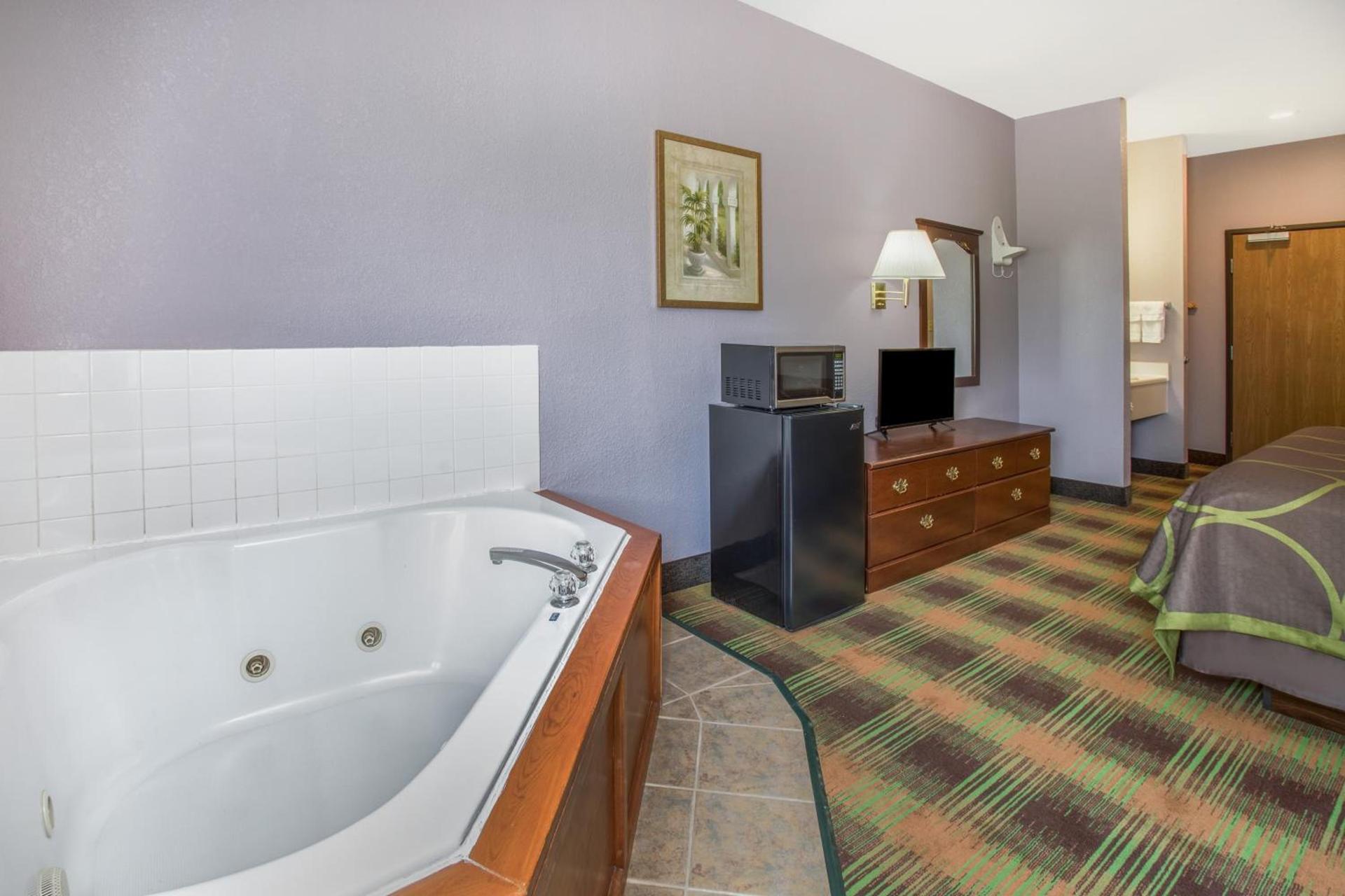 Super 8 by Wyndham Sweet Springs photo 17