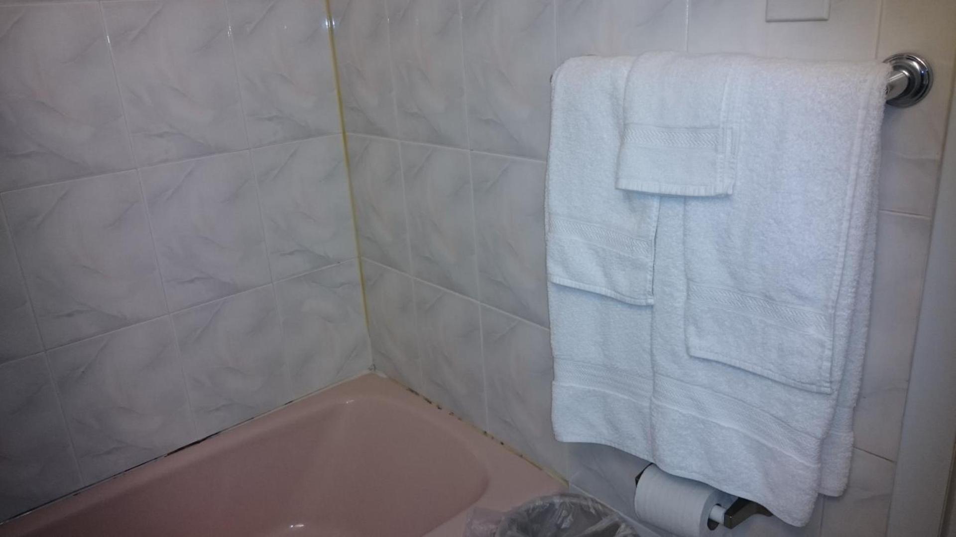 Greenview Inn Riverhead photo 6