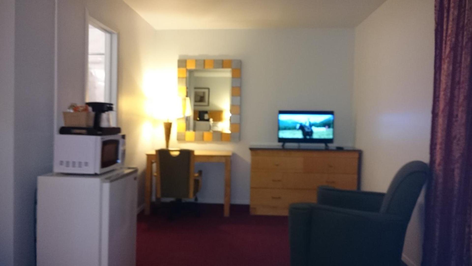Greenview Inn Riverhead photo 9
