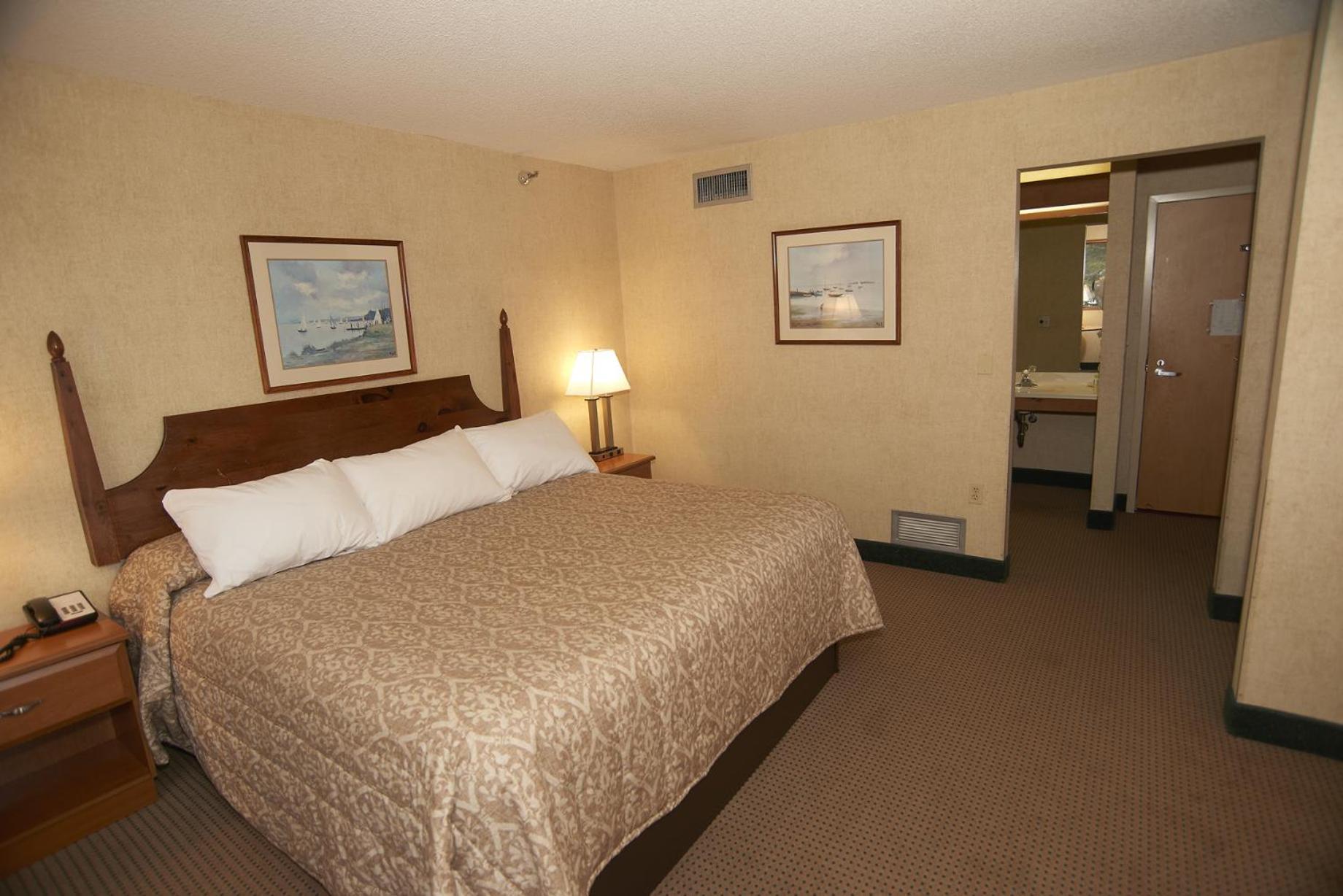 Commodores Inn photo 71