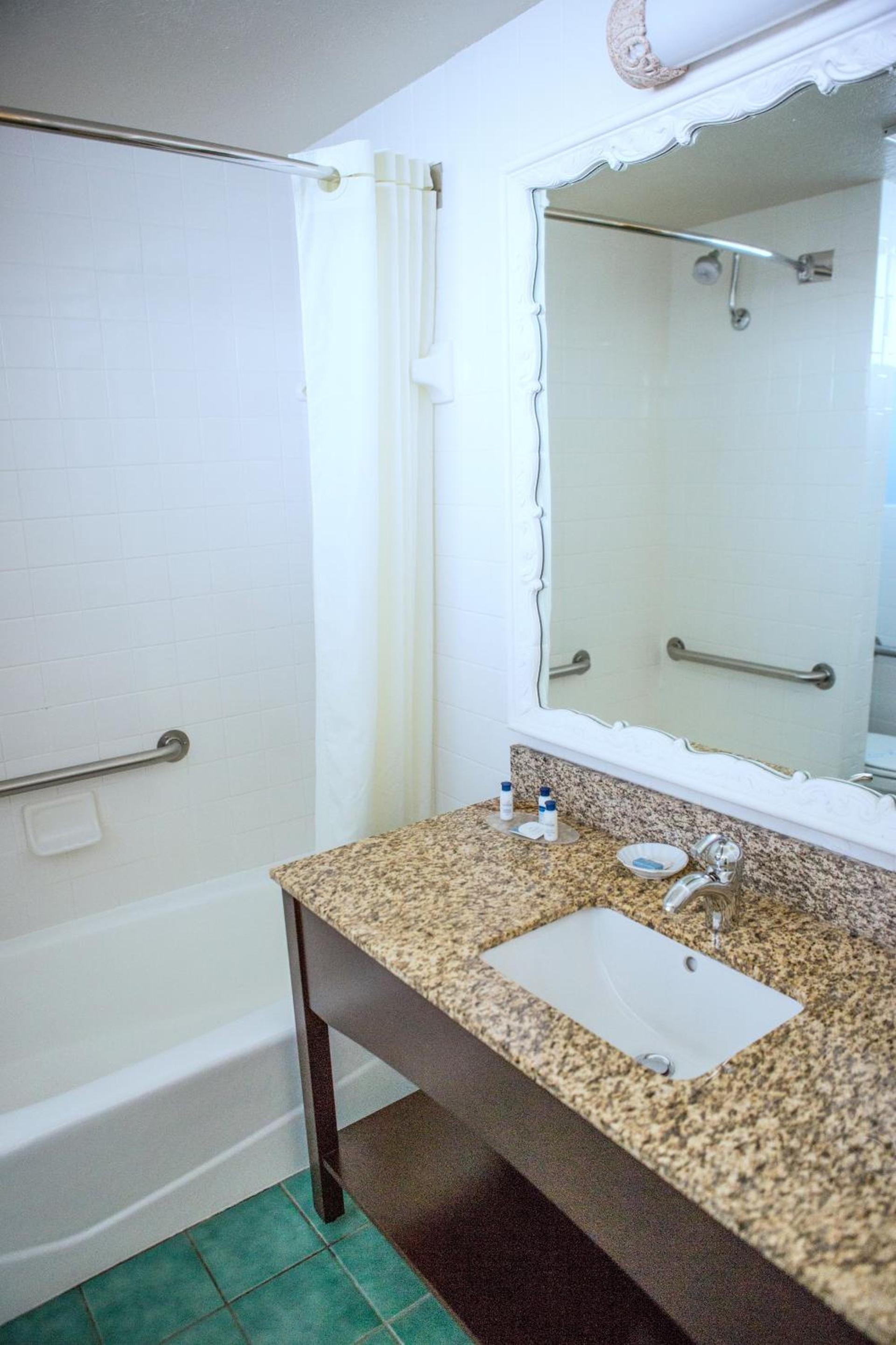 Best Western Plus Yacht Harbor Inn photo 37