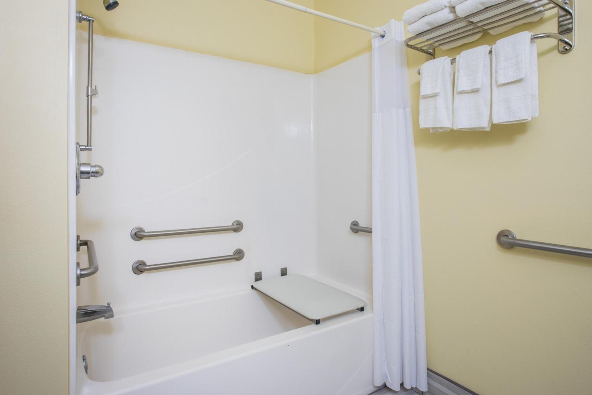Days Inn & Suites by Wyndham Augusta Near Fort Eisenhower photo 10
