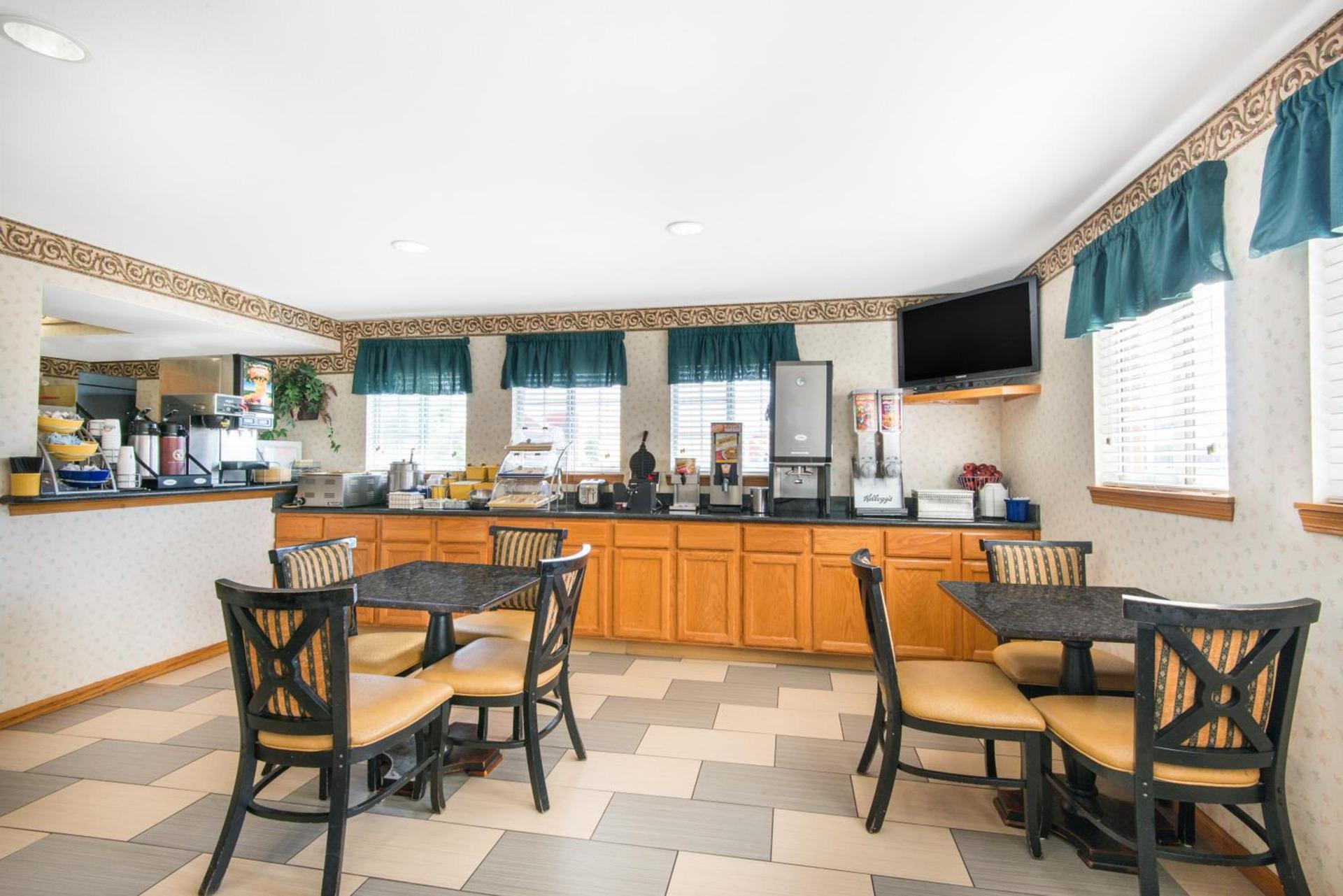 Days Inn & Suites by Wyndham Wichita photo 18