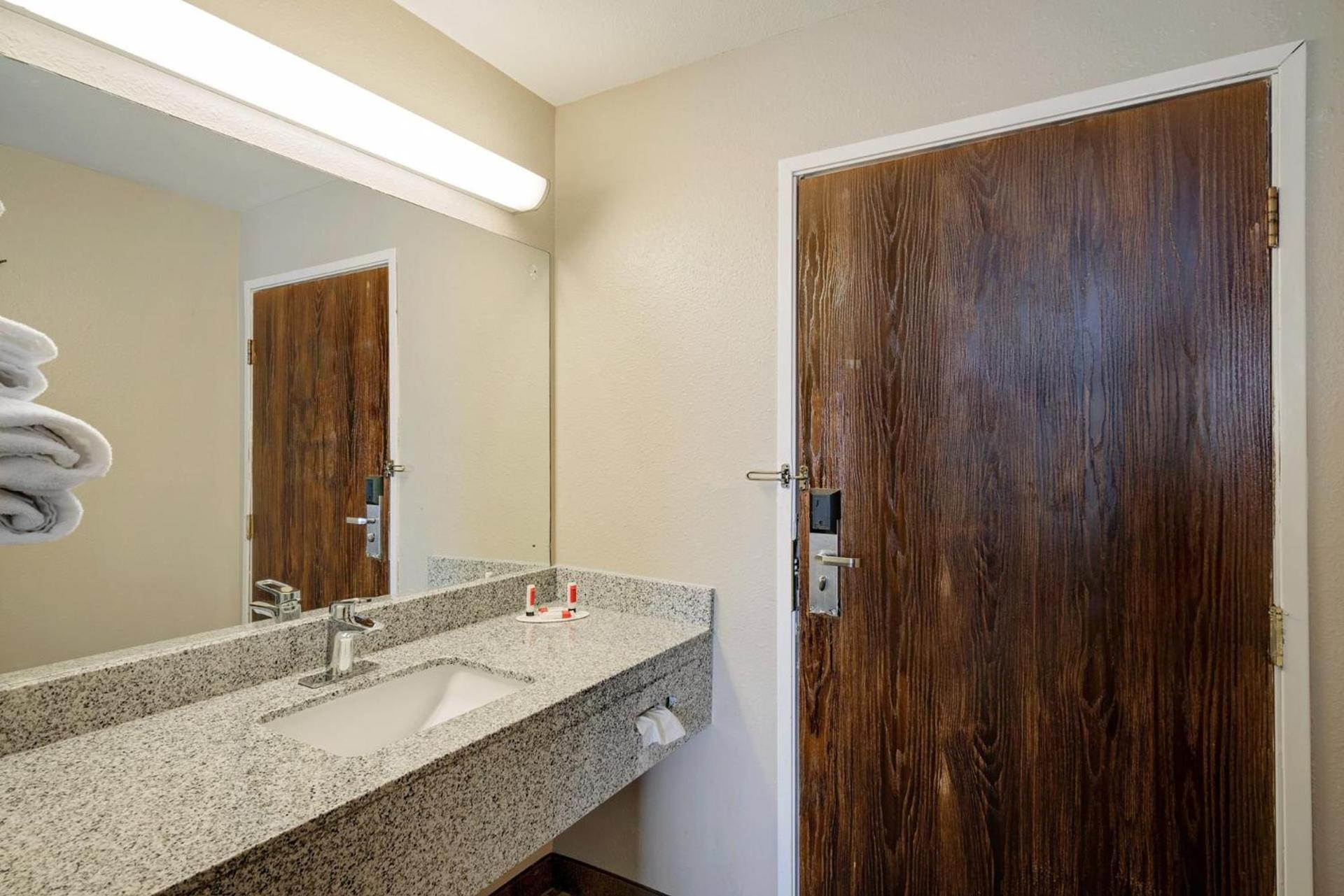 Super 8 by Wyndham Lexington Hamburg Area photo 28