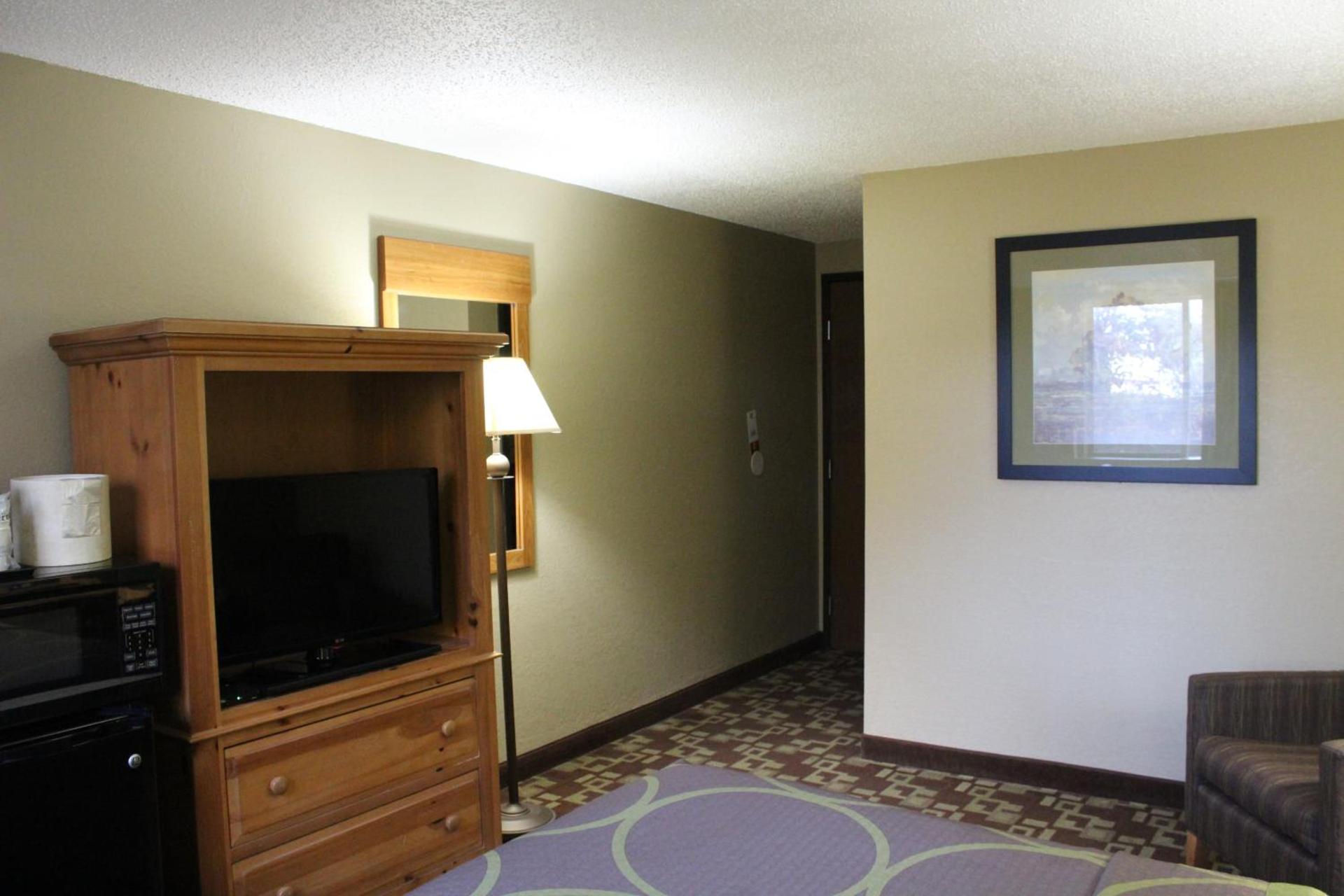 Super 8 by Wyndham Kearney photo 17