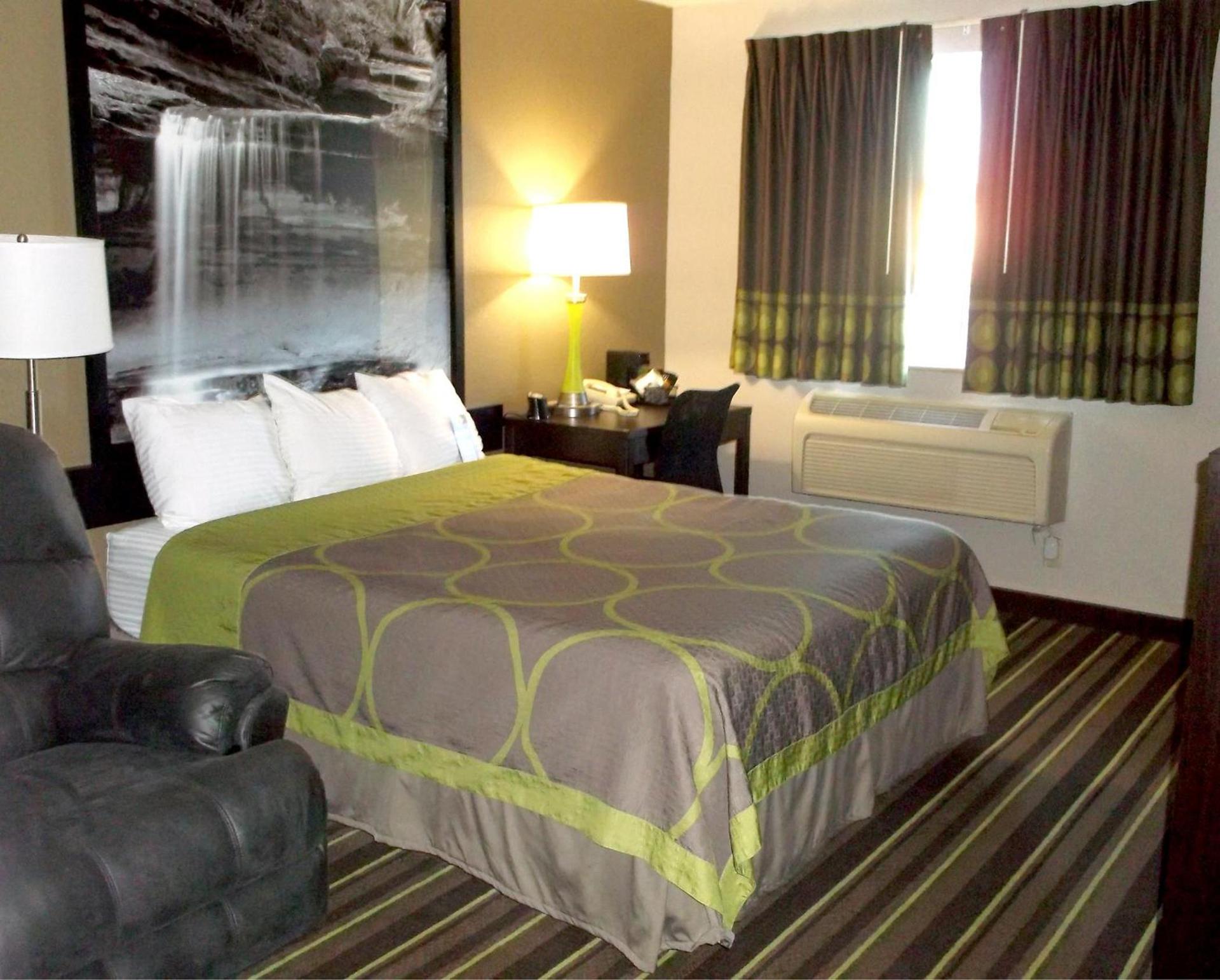 Super 8 by Wyndham Brookings photo 44