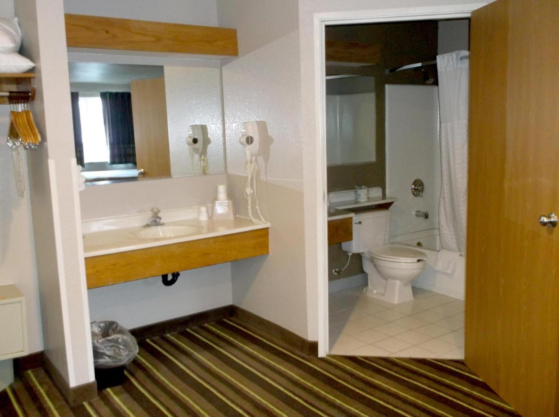 Super 8 by Wyndham Brookings photo 39