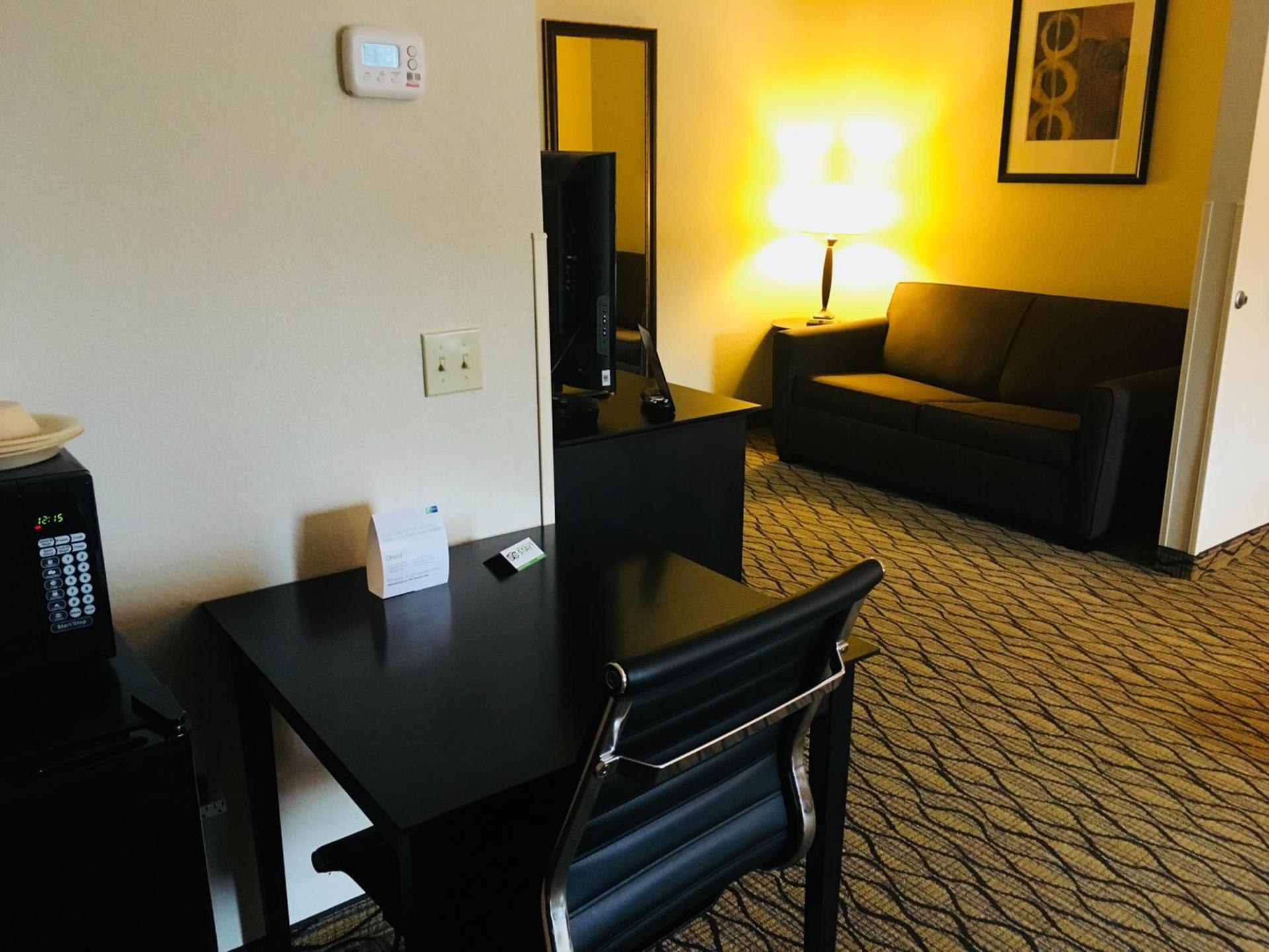 Holiday Inn Express Hotel & Suites Cadillac by IHG photo 2