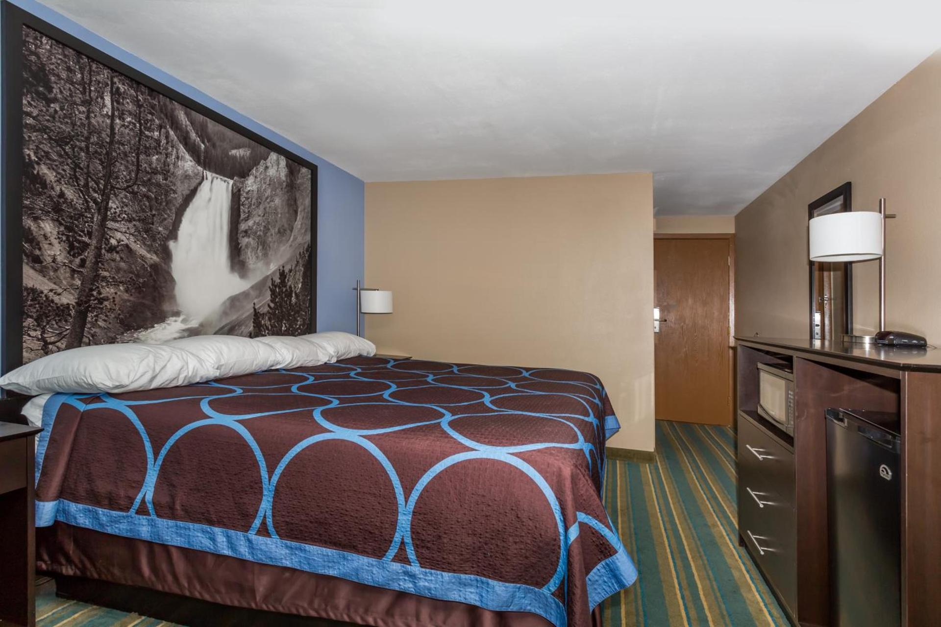Super 8 by Wyndham Douglas photo 32