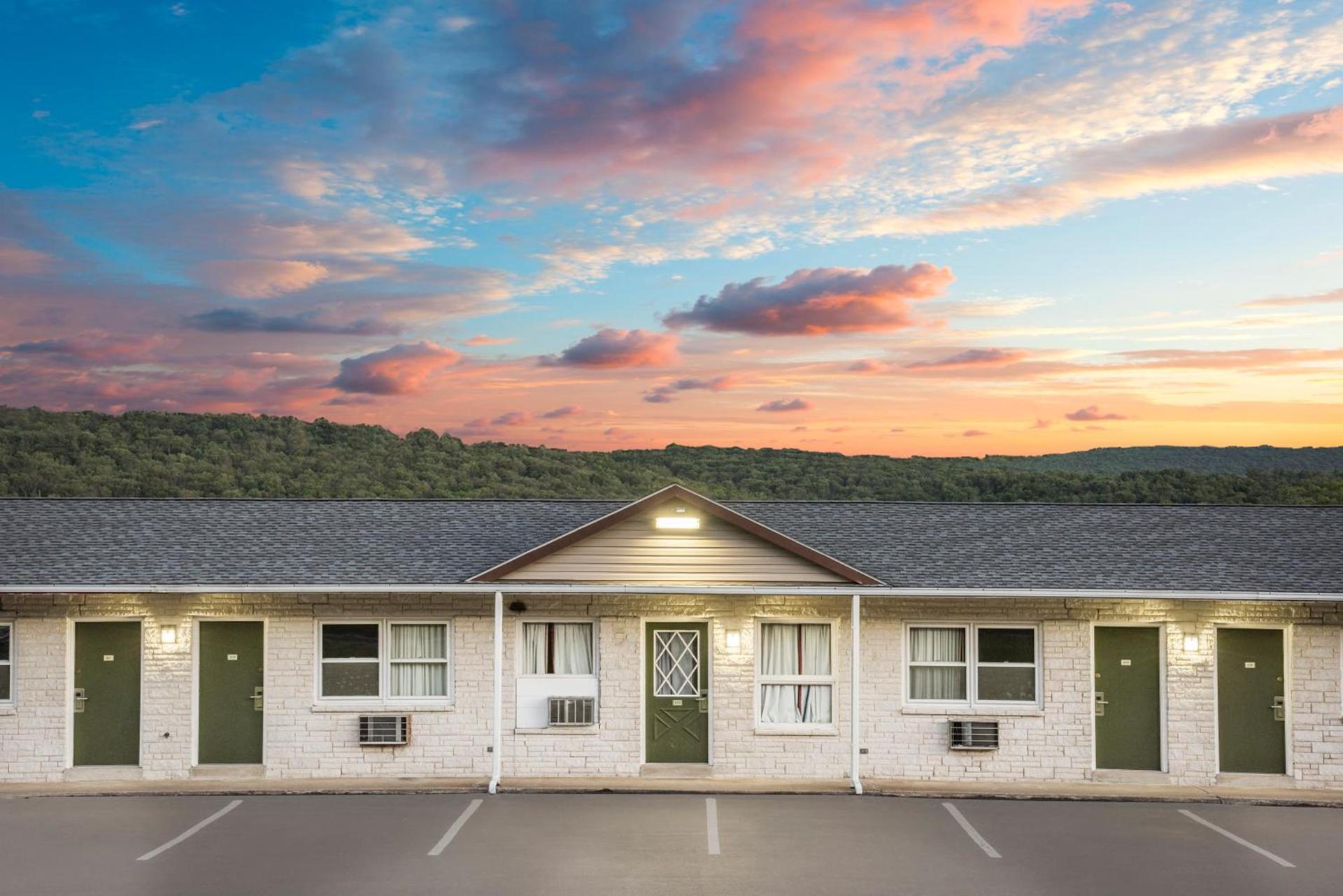 Knights Inn Pine Grove I-81 Exit 100 photo 13